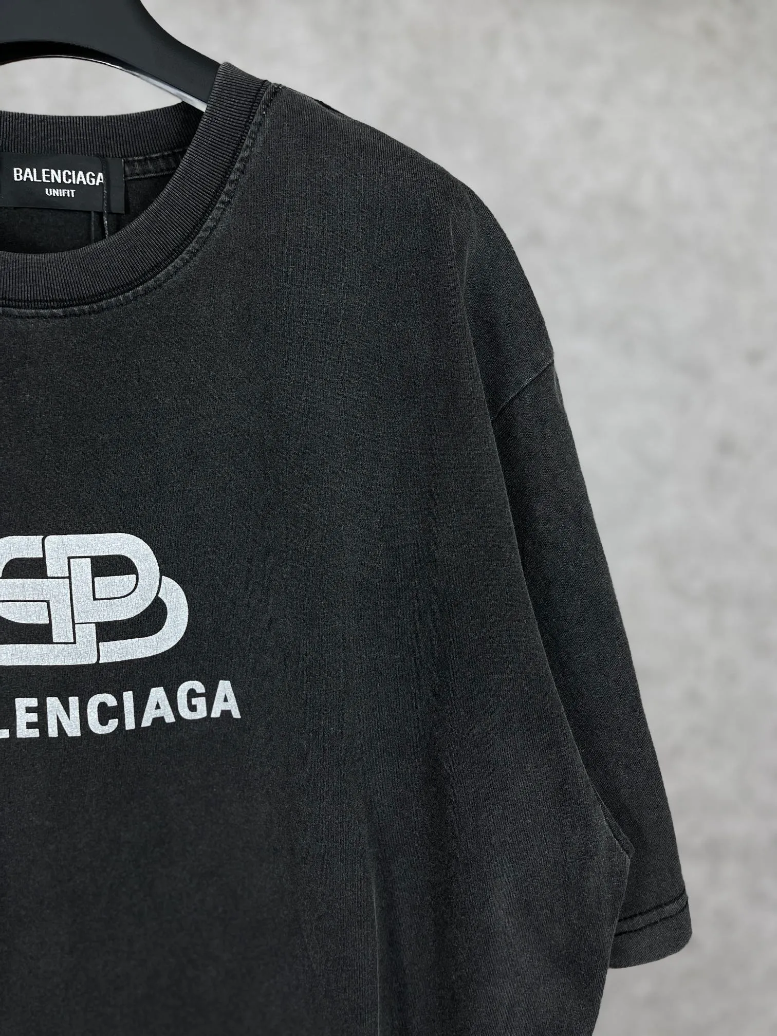 🅿️170 real photos [Top version. Official website quality] BALENCI*GA/Paris BALENCI*GA# Classic LOGO lock printed washed short-sleeved T-shirt. Brick cabinet synchronization. The fabric is made of Paris ZP custom-woven and dyed 100% cotton double yarn compact cotton. The weight is 260 grams. The cloth surface is clean. The cloth pattern is clear. Soft and comfortable. The color fastness is good. It is not easy to change color. The threads are woven and dyed with no color difference. The printing uses imported environmentally friendly glue, which has a three-dimensional effect and no burrs. Restore brick cabinet. The version adopts OS loose shoulder version. Same style for men and women. Code: BL223052 Color: washed black Size: XS S M L