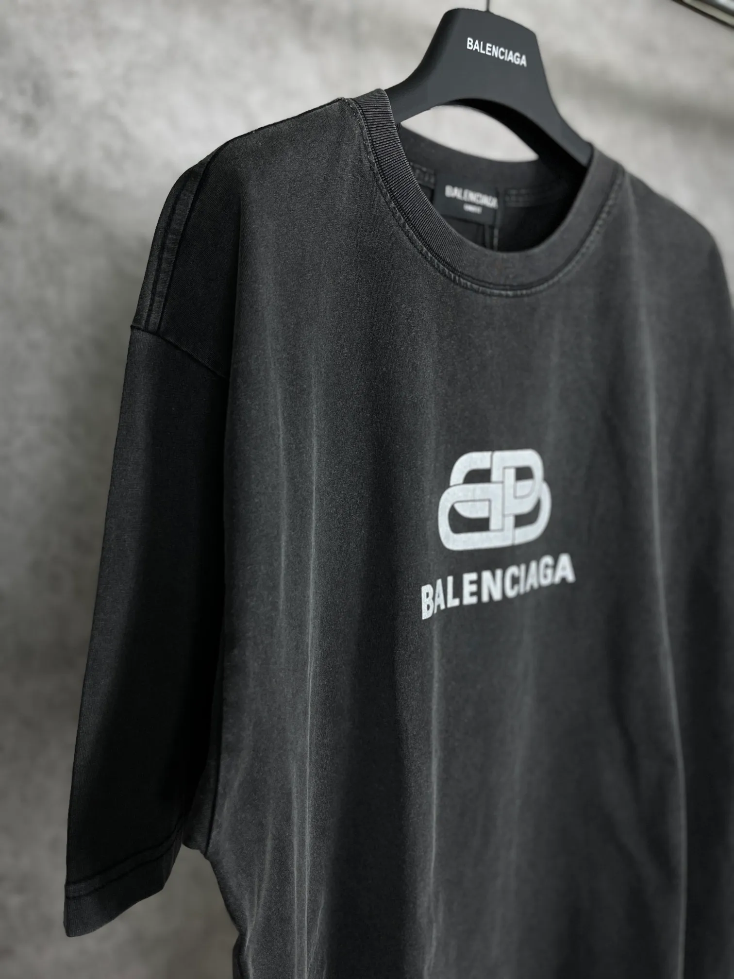🅿️170 real photos [Top version. Official website quality] BALENCI*GA/Paris BALENCI*GA# Classic LOGO lock printed washed short-sleeved T-shirt. Brick cabinet synchronization. The fabric is made of Paris ZP custom-woven and dyed 100% cotton double yarn compact cotton. The weight is 260 grams. The cloth surface is clean. The cloth pattern is clear. Soft and comfortable. The color fastness is good. It is not easy to change color. The threads are woven and dyed with no color difference. The printing uses imported environmentally friendly glue, which has a three-dimensional effect and no burrs. Restore brick cabinet. The version adopts OS loose shoulder version. Same style for men and women. Code: BL223052 Color: washed black Size: XS S M L