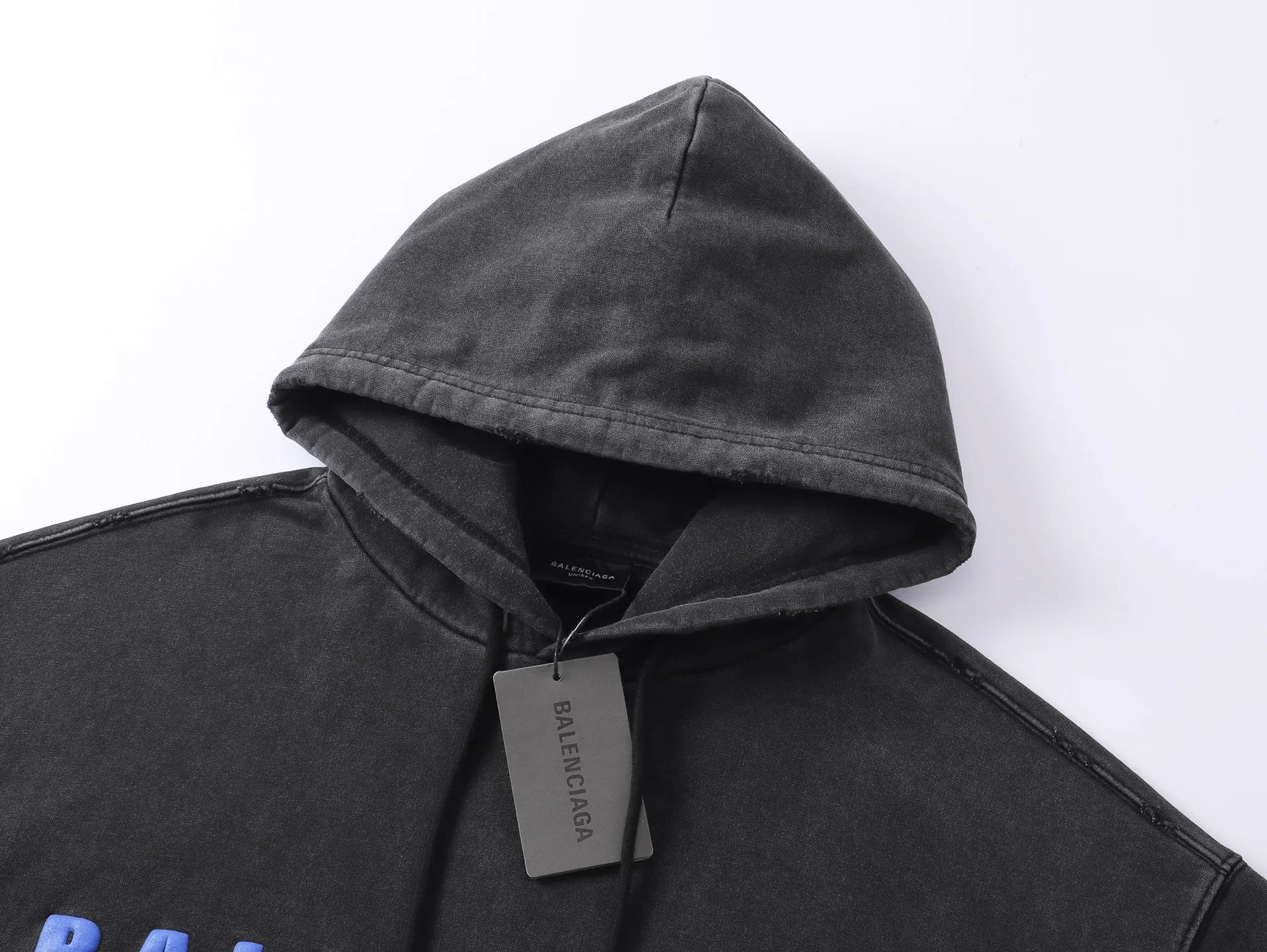 🅿️336 Detailed pictures [Top version. Official website quality] BALENCI*GA/Paris. 25ss latest model. Paris English color LOGO foam printed washed and worn hooded sweatshirt. The brick cabinet is synchronized. The fabric is made of Paris ZP custom-woven and dyed cotton sweatshirt, with a weight of 460 grams. The cloth surface is clean. The cloth pattern is clear, soft and comfortable, and the threads are dyed with no color difference. The classic pattern is foam printed using environmentally friendly imported materials, with clear letters and a strong three-dimensional feel. Restored brick cabinet. The garments were washed and aged, and polished by many hands. Produced by ultra-heavy craftsmanship, the market currency is very different, welcome to compare. The version adopts OS loose shoulder design. The same style for men and women. Code: BL259928 Color: Washed black, floral gray Size: XS S M L