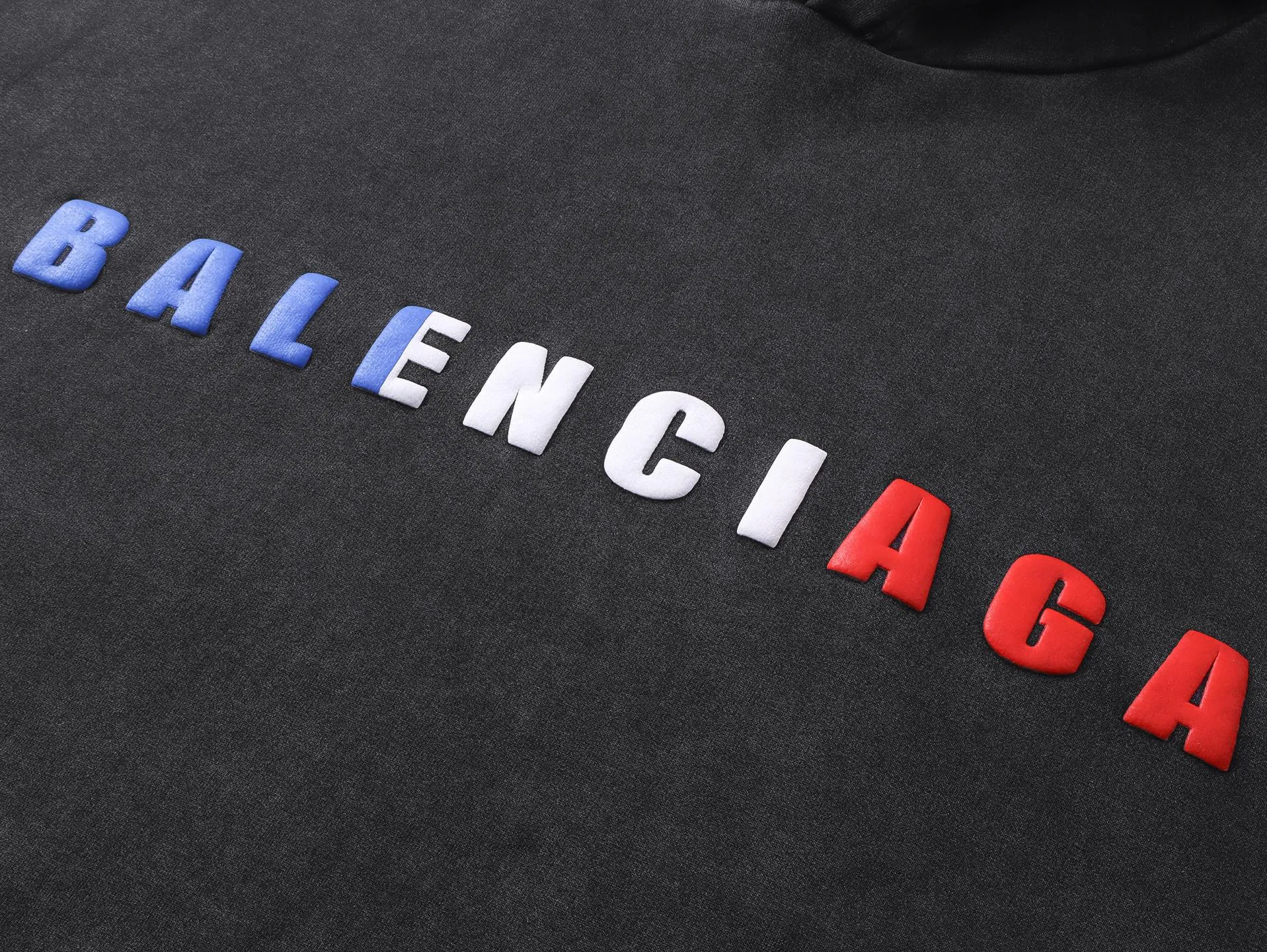 🅿️336 Detailed pictures [Top version. Official website quality] BALENCI*GA/Paris. 25ss latest model. Paris English color LOGO foam printed washed and worn hooded sweatshirt. The brick cabinet is synchronized. The fabric is made of Paris ZP custom-woven and dyed cotton sweatshirt, with a weight of 460 grams. The cloth surface is clean. The cloth pattern is clear, soft and comfortable, and the threads are dyed with no color difference. The classic pattern is foam printed using environmentally friendly imported materials, with clear letters and a strong three-dimensional feel. Restored brick cabinet. The garments were washed and aged, and polished by many hands. Produced by ultra-heavy craftsmanship, the market currency is very different, welcome to compare. The version adopts OS loose shoulder design. The same style for men and women. Code: BL259928 Color: Washed black, floral gray Size: XS S M L