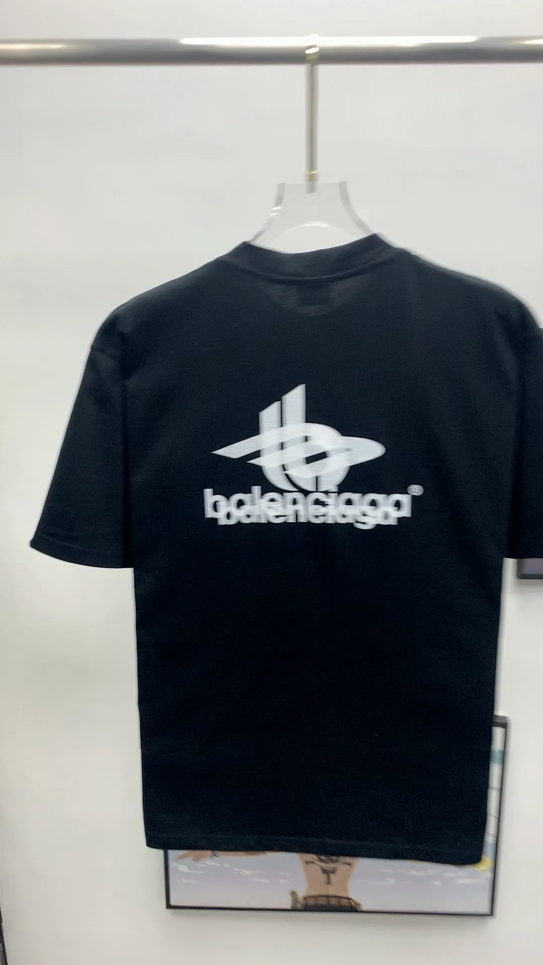 Real shot video on the back——- Top tested version Balenciaga 23SS Same style short-sleeved T-shirt for male and female couples with overlapping letters. Vintage jersey worsted fabric, elastic glue printing, large-profile version YB developed using specific heavyweight 16S fine cotton jersey fabric, 230 grams; with 32s+70D stretcher thread, 260g: 95/essence cotton*5% spandex double yarn rib. ‼ ️The worsted cotton material is light and breathable, feels soft and comfortable against the skin, has strong breathability and hygroscopicity; the threads are woven into combed cotton fabric using blending technology, which is not easy to wrinkle and does not require special care. ‼ ️High-density elastic glue printing! According to the original color, the same color glue material is specially selected, and high-elastic frame glue printing is selected. ‼ ️Increases the elasticity of the printed area, and at the same time has strong penetration and color fastness, especially on cotton fabrics. The details of the printing are very well handled, with no burrs or traces of crossing the border. ‼ ️After technical processing of the printing screen, the slurry can penetrate into the fabric where there is a pattern. The permeability is strong and the fabric texture is clearly visible. Classic loose unisex style, versatile, comfortable and easy to wear P:260 Size: XS-L