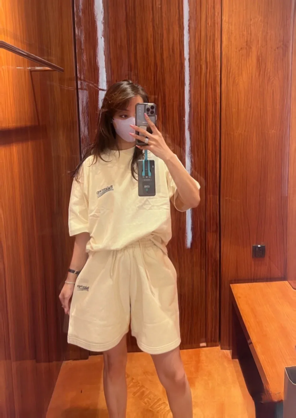 ♻️💯Upper body reference model picture❤️The top tested version of Balenciaga BALENCIAGA Cola Mailang embroidered printed short-sleeved T-shirts of the same style for male and female couples stars. Three colors are available, ensuring the same fabric as the original version, no color difference! Customized dyeing in a package! INS, Xiaohongshu’s popular style, classics that never fade away! The king of orders in Spain, the fried chicken is highly recommended! 32S 280g pure cotton double yarn fabric, comfortable and wide! Full of drape! The printing uses Tajima embroidery machine imported from Japan, which is known as the fighter among embroidery machines. The embroidery is meticulous, with no threads or skipped threads, the printing and embroidery are full and fine, and the letter spacing is consistent with ZP! Wearing it gives you full confidence and peace of mind! The labels and washes are all correct! On behalf of G at the same level! Consistent packaging at the counter!  Size: XS-L Color: Beige, taro purple, active gray, light hemp gray, beige P:260