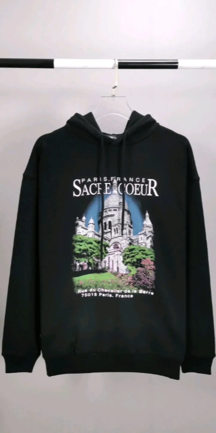 Real shot of the video - the top tested version of BALENCIAGA Balenciaga Sacred Heart Cathedral Garden Notre Dame Castle loose cotton men and women couples the same autumn and winter pure cotton hoodie hooded sweatshirt top quality, each piece has been garment washed. The printing process adopts Kornit Digital 7-color direct printing, which restores the picture quality in high definition. People, trees and buildings are clearly visible and layered. Letter printing details are processed without tooth edges! The cost of front and back printing is enough to buy a box of good cigarettes. Details are as shown in the picture, all products are visually photographed without any modification! The fabric is made of 480g combed cotton terry fabric, which is heavy-weight and has a full drape. The most important thing is that while ensuring the weight, it can also effectively exert its breathable and breathable effect! Exclusive quality shipment Original fabric Self-adhesive coding Counter tag Size: XS-L Color: Black White P: 480