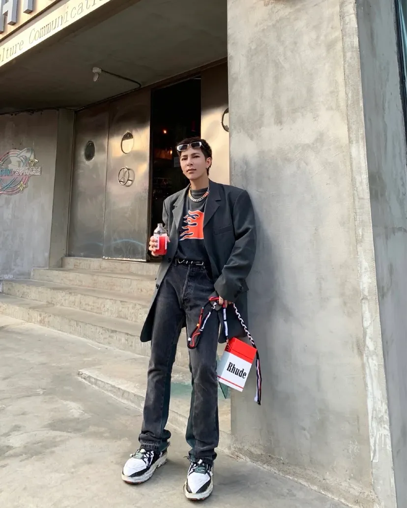 ♻️💯Upper body reference model picture❤️The top tested version of Balenciaga front and rear double B flame washed pure cotton T-shirt short sleeves for male and female couples is too complicated! Indescribable! Washed and lightly fried with snowflakes for a nostalgic treatment, and the shoulder sleeves are sprayed with maliu and washed with water! The entire fabric is pre-shrunk and then garment washed. Need better fabric. I guess L size has been reduced to XS size. Workmanship: Fine sewing craftsmanship, budget for the stitch size, and the degree of shrinkage after washing. You must buy one this summer. If you are still wondering which short-sleeved piece to buy, then don’t worry, just buy this one! Printing: Digital direct printing technology, detailed printing, clear texture, high firmness, and smooth feel. Fabric: 280g 40 count tight double yarn fabric Accessories: Customized rib three-standard Size: XS-L Color: Washed black P: 260