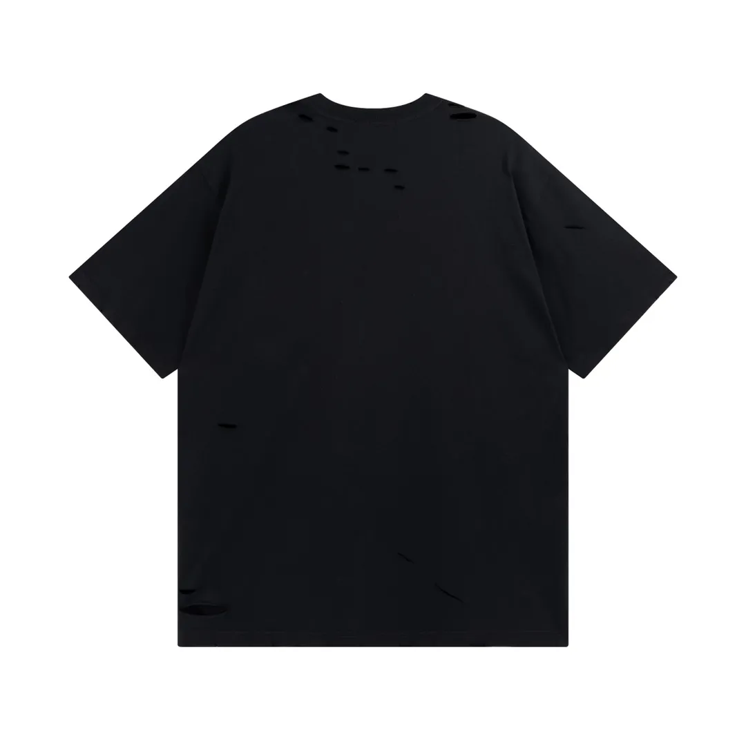🅿️166 Detailed picture [Top version. Official website quality] BALENCI*GA/Paris. Classic letter LOGO printed ready-to-wear, washed, distressed, hole-cut, short-sleeved T-shirt. Brick cabinet synchronization. The fabric is made of Paris ZP custom-woven and dyed 100% cotton double yarn compact cotton. The weight is 260 grams, the cloth surface is clean. The cloth pattern is clear, soft and comfortable. The threads are dyed with no color difference. The classic pattern is printed with environmentally friendly imported materials, straight cracks and cracked glue. Precision printing screen, the letters are clear and the effect is three-dimensional. Restored brick cabinet. Ready-made garments are washed and worn, many people grind and cut them by hand. They are produced with heavy craftsmanship. Different market currency. Welcome to compare. The version adopts OS loose shoulder version. Same style for men and women. Coding: BL223033 Color: black, white, dark coffee, purple, lake blue, red, army green Size: XS to L