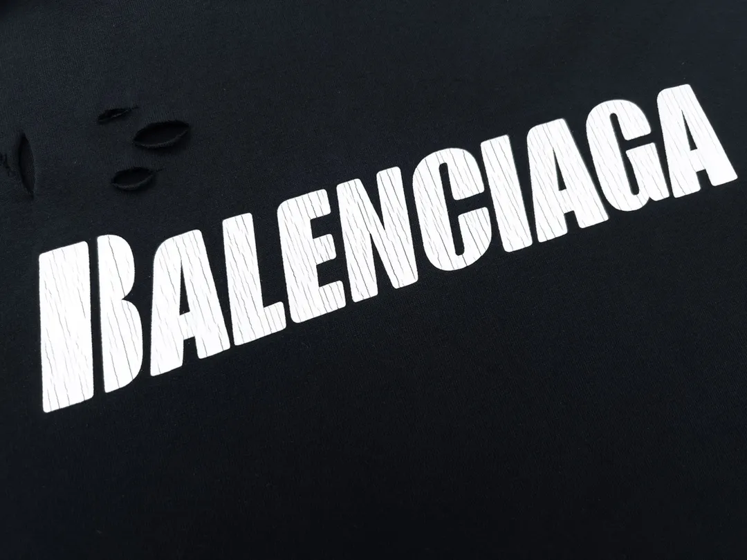 🅿️166 Detailed picture [Top version. Official website quality] BALENCI*GA/Paris. Classic letter LOGO printed ready-to-wear, washed, distressed, hole-cut, short-sleeved T-shirt. Brick cabinet synchronization. The fabric is made of Paris ZP custom-woven and dyed 100% cotton double yarn compact cotton. The weight is 260 grams, the cloth surface is clean. The cloth pattern is clear, soft and comfortable. The threads are dyed with no color difference. The classic pattern is printed with environmentally friendly imported materials, straight cracks and cracked glue. Precision printing screen, the letters are clear and the effect is three-dimensional. Restored brick cabinet. Ready-made garments are washed and worn, many people grind and cut them by hand. They are produced with heavy craftsmanship. Different market currency. Welcome to compare. The version adopts OS loose shoulder version. Same style for men and women. Coding: BL223033 Color: black, white, dark coffee, purple, lake blue, red, army green Size: XS to L