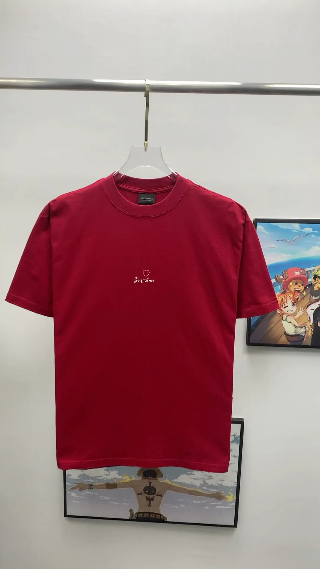 Frontal real-shot video————The top tested version of BALENCIAGA's "Little Love on Chinese Valentine's Day" printed short-sleeved T-shirt of the same style for male and female couples stars. The front is decorated with ie t'aime art work embroidery | The bottom of the back is decorated with brand logo embroidery | Distressed effect. Combed cotton is more durable than cotton. Combed cotton fabrics are durable and washable. They use better quality cotton, so the fabrics are not prone to pilling.  The new plate-making process that imitates hand embroidery has the rough feel of hand embroidery, and the stitching method is adjusted according to the original pattern. After embroidery, the stitching technique is imitated by hand embroidery, and the smooth curves highlight the embroidery effect.  The main body of the logo pattern is precision stitched; the embroidery is very fine and dense. Linen embroidery thread is used combined with dense processing to increase the three-dimensional effect, and the embroidery body has a subtle matte visual texture. Color: red black white P:260 Size: S--XL