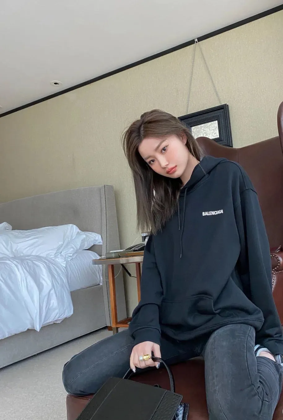 ♻️💯Reference model picture for the upper body❤️The top version of BALENCIAGA with large LOGO basic letters on the back, pure cotton loose, same style for men and women, high-end hooded sweatshirt, the god of simplicity in Paris, a volume sought after by many stars. Lisa’s favorite basic short-sleeved Paris style, which has a very high appearance rate. Wear alone, paired with jeans, shorts, and sweatpants, it's a versatile style. Xiaohongshu, a hot item on INS, a must-have for Paris fans.  The printing uses white glue as a base, coupled with Kornit direct injection, which ensures the anchorage of the printing and machine washing without any pressure. However, everyone should pay attention to something. The printing of this model is not thick glue, and the printing surface is not shiny. Please pay attention to the importance of version. Don't make a pattern based on the pictures. If you don't have the original version, you won't be able to make it look one to one like the original version. At most, you can just make a look. It's just a piece of clothing without a soul. The fabric is made of 480g combed cotton terry fabric, and the threads and fabric are custom-woven and dyed in the same style, with no color difference.  A complete set of customized tags, collar tags, washed, plastic bags, and most importantly, a complete set of bags, tag codes, and codes are all authentic.  Color: Black Size: XS-L P:450