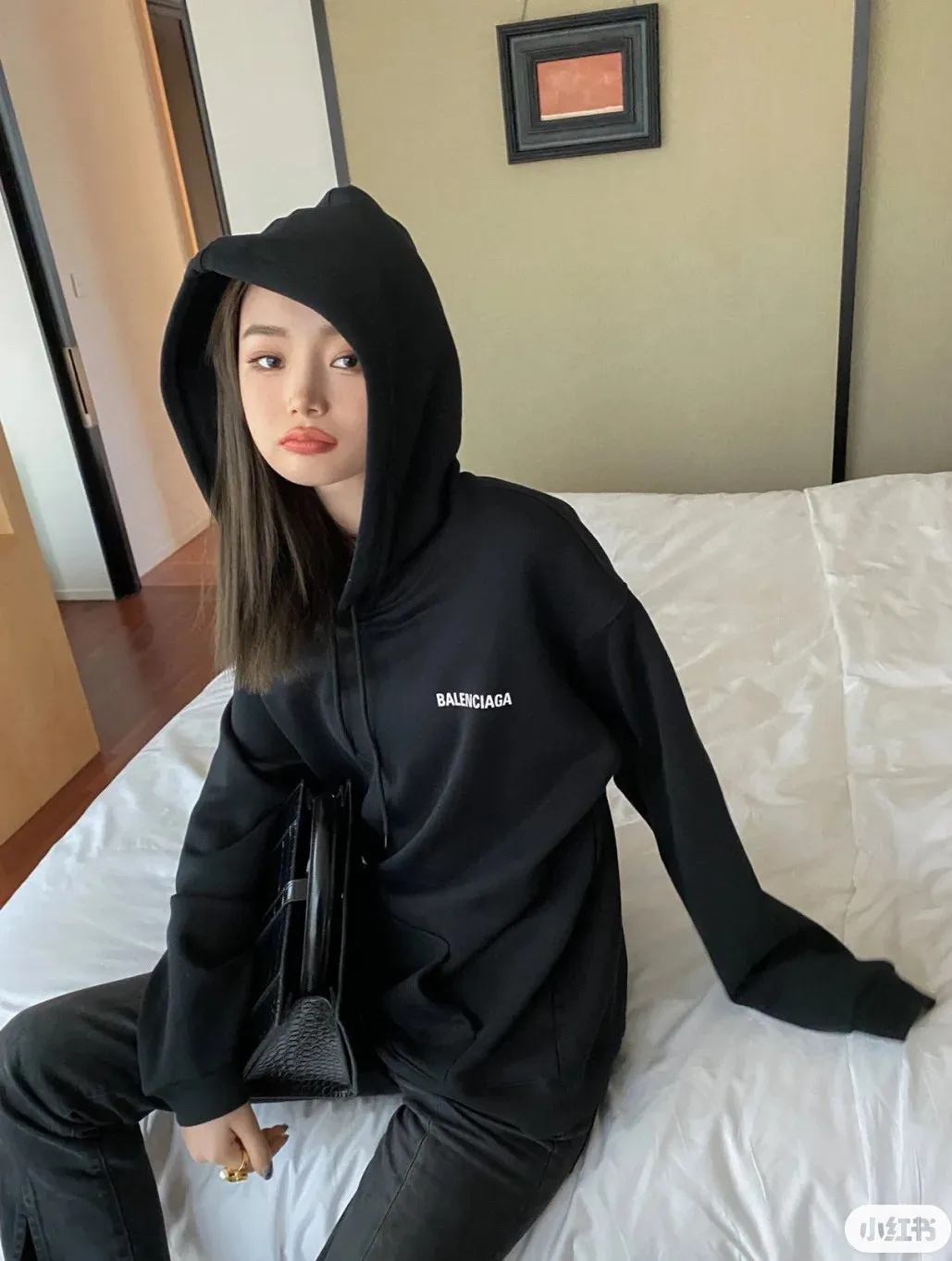♻️💯Reference model picture for the upper body❤️The top version of BALENCIAGA with large LOGO basic letters on the back, pure cotton loose, same style for men and women, high-end hooded sweatshirt, the god of simplicity in Paris, a volume sought after by many stars. Lisa’s favorite basic short-sleeved Paris style, which has a very high appearance rate. Wear alone, paired with jeans, shorts, and sweatpants, it's a versatile style. Xiaohongshu, a hot item on INS, a must-have for Paris fans.  The printing uses white glue as a base, coupled with Kornit direct injection, which ensures the anchorage of the printing and machine washing without any pressure. However, everyone should pay attention to something. The printing of this model is not thick glue, and the printing surface is not shiny. Please pay attention to the importance of version. Don't make a pattern based on the pictures. If you don't have the original version, you won't be able to make it look one to one like the original version. At most, you can just make a look. It's just a piece of clothing without a soul. The fabric is made of 480g combed cotton terry fabric, and the threads and fabric are custom-woven and dyed in the same style, with no color difference.  A complete set of customized tags, collar tags, washed, plastic bags, and most importantly, a complete set of bags, tag codes, and codes are all authentic.  Color: Black Size: XS-L P:450