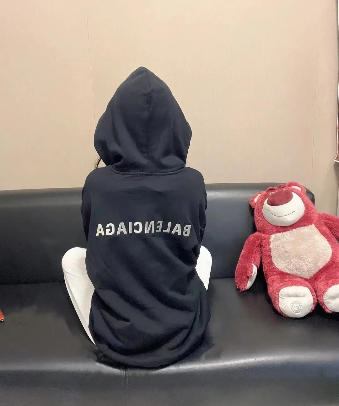 ♻️💯Reference model picture for the upper body❤️The top version of BALENCIAGA with large LOGO basic letters on the back, pure cotton loose, same style for men and women, high-end hooded sweatshirt, the god of simplicity in Paris, a volume sought after by many stars. Lisa’s favorite basic short-sleeved Paris style, which has a very high appearance rate. Wear alone, paired with jeans, shorts, and sweatpants, it's a versatile style. Xiaohongshu, a hot item on INS, a must-have for Paris fans.  The printing uses white glue as a base, coupled with Kornit direct injection, which ensures the anchorage of the printing and machine washing without any pressure. However, everyone should pay attention to something. The printing of this model is not thick glue, and the printing surface is not shiny. Please pay attention to the importance of version. Don't make a pattern based on the pictures. If you don't have the original version, you won't be able to make it look one to one like the original version. At most, you can just make a look. It's just a piece of clothing without a soul. The fabric is made of 480g combed cotton terry fabric, and the threads and fabric are custom-woven and dyed in the same style, with no color difference.  A complete set of customized tags, collar tags, washed, plastic bags, and most importantly, a complete set of bags, tag codes, and codes are all authentic.  Color: Black Size: XS-L P:450