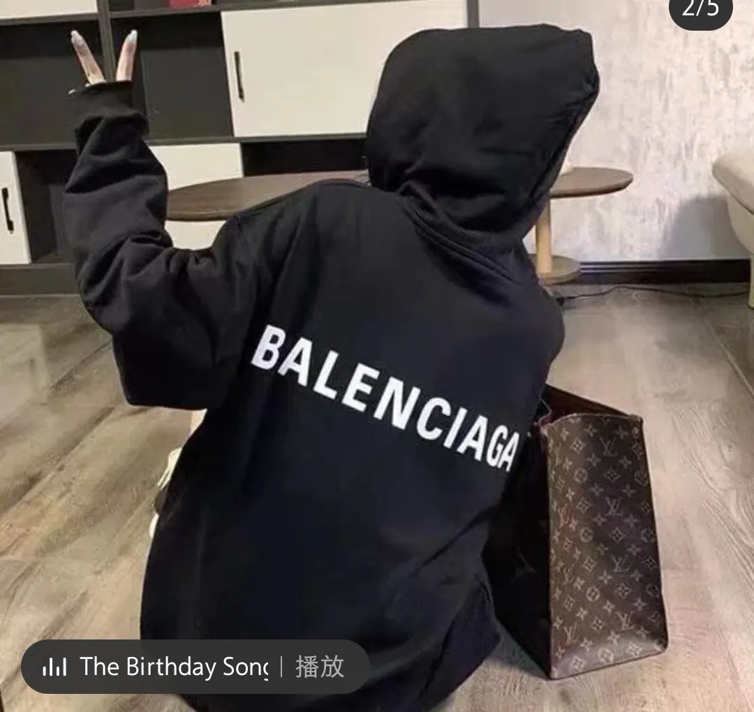 ♻️💯Reference model picture for the upper body❤️The top version of BALENCIAGA with large LOGO basic letters on the back, pure cotton loose, same style for men and women, high-end hooded sweatshirt, the god of simplicity in Paris, a volume sought after by many stars. Lisa’s favorite basic short-sleeved Paris style, which has a very high appearance rate. Wear alone, paired with jeans, shorts, and sweatpants, it's a versatile style. Xiaohongshu, a hot item on INS, a must-have for Paris fans.  The printing uses white glue as a base, coupled with Kornit direct injection, which ensures the anchorage of the printing and machine washing without any pressure. However, everyone should pay attention to something. The printing of this model is not thick glue, and the printing surface is not shiny. Please pay attention to the importance of version. Don't make a pattern based on the pictures. If you don't have the original version, you won't be able to make it look one to one like the original version. At most, you can just make a look. It's just a piece of clothing without a soul. The fabric is made of 480g combed cotton terry fabric, and the threads and fabric are custom-woven and dyed in the same style, with no color difference.  A complete set of customized tags, collar tags, washed, plastic bags, and most importantly, a complete set of bags, tag codes, and codes are all authentic.  Color: Black Size: XS-L P:450