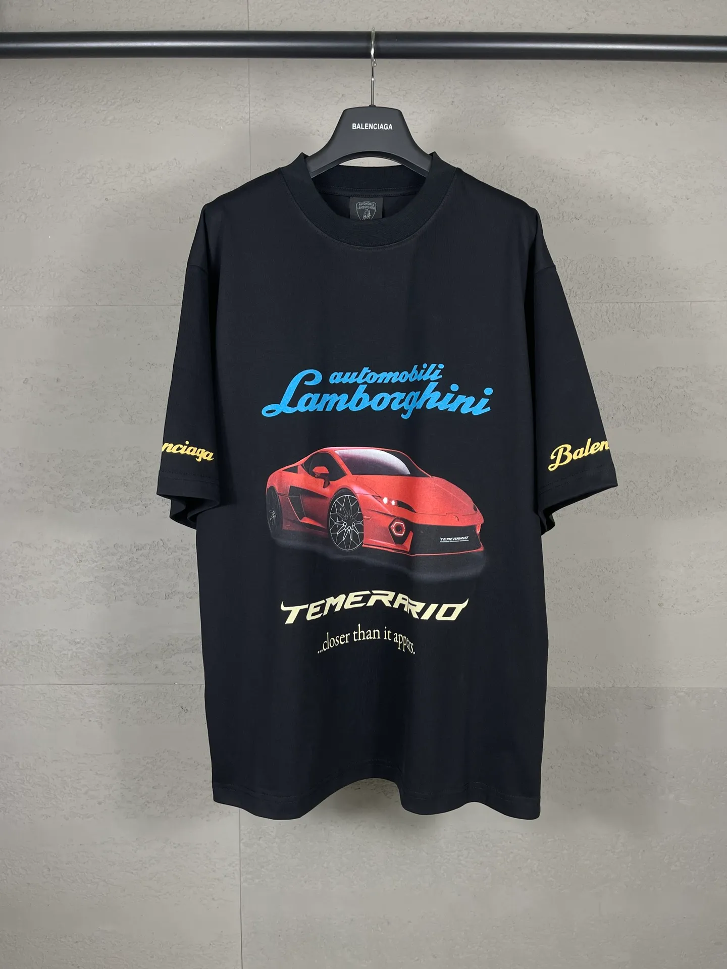 🅿️190 real photos [Top version. Official website quality] BALENCI*GA/Paris co-branded Lamborghini Lamborghini front and back left and right sleeves direct-injection printed short-sleeved T-shirt # SS25 latest model. Research and development at the first time, different market currencies. Comparisons welcome. The fabric is made of Paris ZP custom-woven and dyed cotton double yarn. Weighing 260 grams, the cloth surface is clean. The cloth pattern is clear, soft and comfortable. The threads are dyed with no color difference. Printing adopts computer direct printing. The pattern letters are clear, three-dimensional and without burrs. Jubie market produces pictures based on pictures. Welcome to compare. The version adopts OS loose shoulder design. Same style for men and women. Code: BL253630 Color: white gray, black, apricot Size: XS S M L