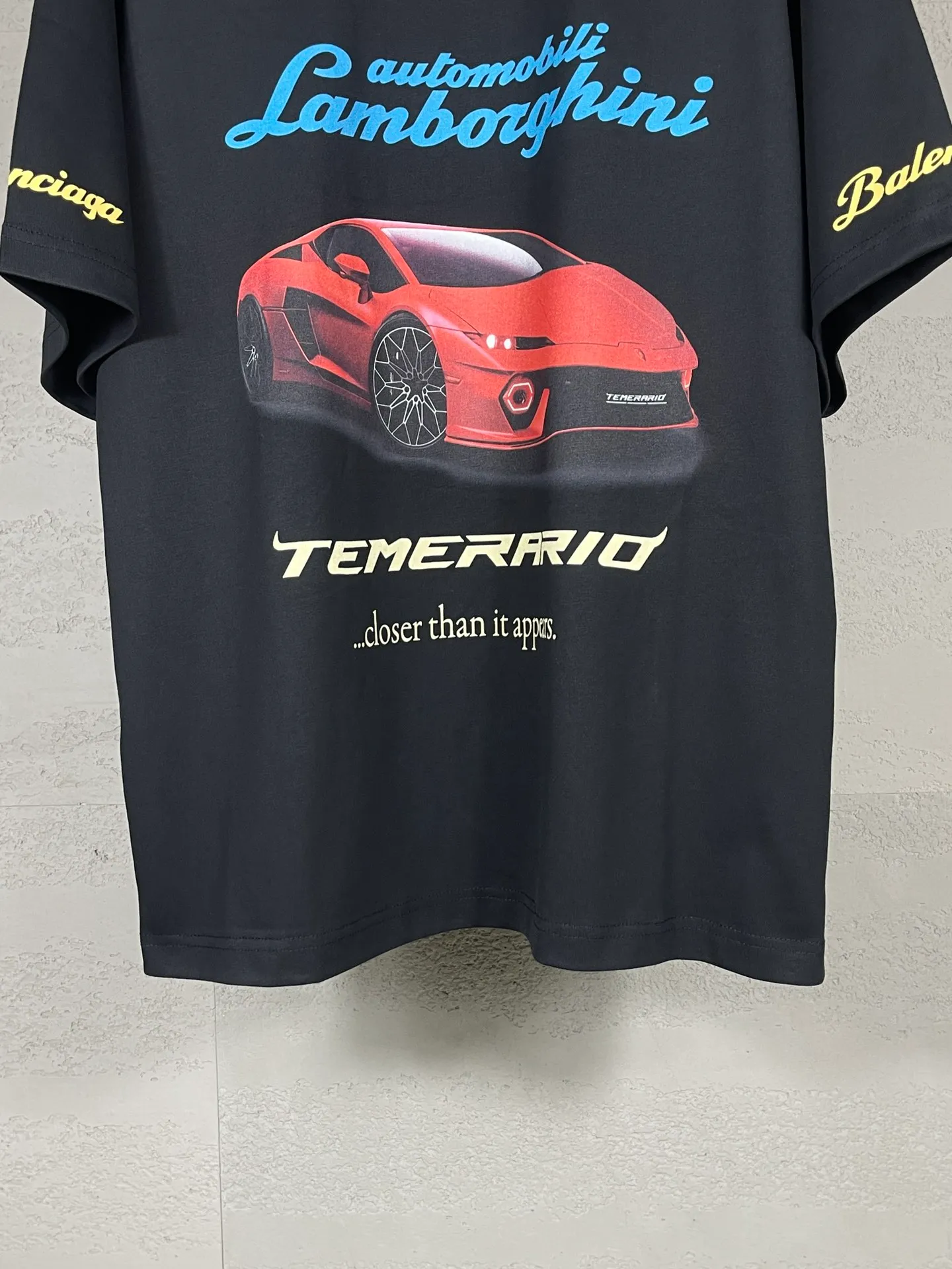 🅿️190 real photos [Top version. Official website quality] BALENCI*GA/Paris co-branded Lamborghini Lamborghini front and back left and right sleeves direct-injection printed short-sleeved T-shirt # SS25 latest model. Research and development at the first time, different market currencies. Comparisons welcome. The fabric is made of Paris ZP custom-woven and dyed cotton double yarn. Weighing 260 grams, the cloth surface is clean. The cloth pattern is clear, soft and comfortable. The threads are dyed with no color difference. Printing adopts computer direct printing. The pattern letters are clear, three-dimensional and without burrs. Jubie market produces pictures based on pictures. Welcome to compare. The version adopts OS loose shoulder design. Same style for men and women. Code: BL253630 Color: white gray, black, apricot Size: XS S M L