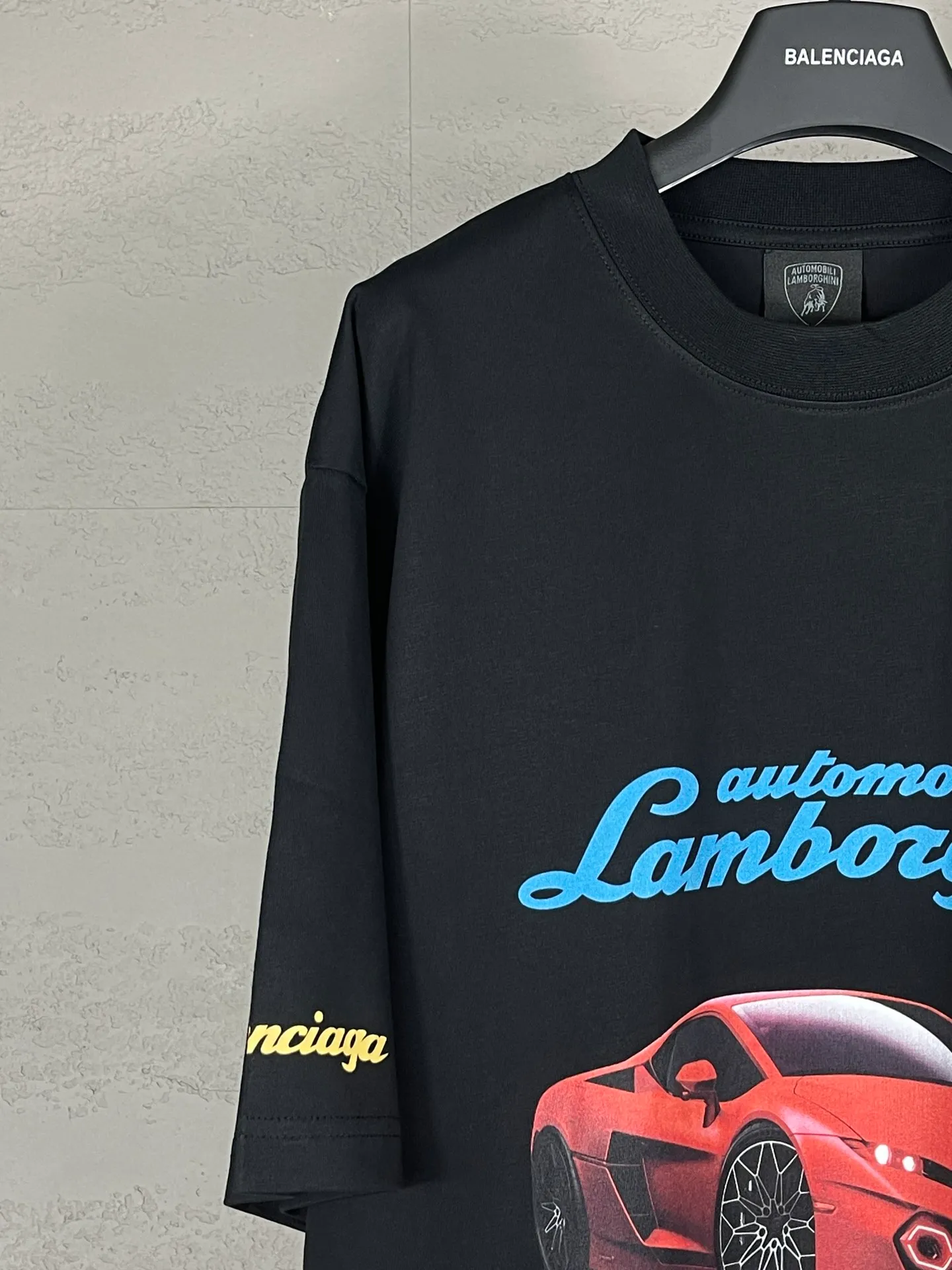 🅿️190 real photos [Top version. Official website quality] BALENCI*GA/Paris co-branded Lamborghini Lamborghini front and back left and right sleeves direct-injection printed short-sleeved T-shirt # SS25 latest model. Research and development at the first time, different market currencies. Comparisons welcome. The fabric is made of Paris ZP custom-woven and dyed cotton double yarn. Weighing 260 grams, the cloth surface is clean. The cloth pattern is clear, soft and comfortable. The threads are dyed with no color difference. Printing adopts computer direct printing. The pattern letters are clear, three-dimensional and without burrs. Jubie market produces pictures based on pictures. Welcome to compare. The version adopts OS loose shoulder design. Same style for men and women. Code: BL253630 Color: white gray, black, apricot Size: XS S M L