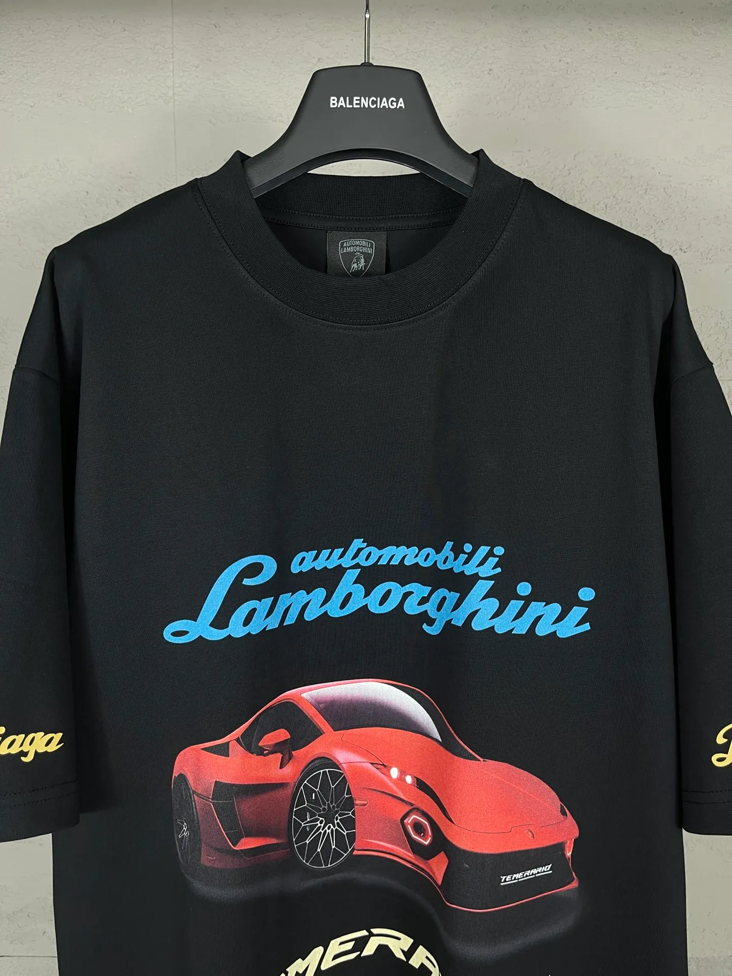 🅿️190 real photos [Top version. Official website quality] BALENCI*GA/Paris co-branded Lamborghini Lamborghini front and back left and right sleeves direct-injection printed short-sleeved T-shirt # SS25 latest model. Research and development at the first time, different market currencies. Comparisons welcome. The fabric is made of Paris ZP custom-woven and dyed cotton double yarn. Weighing 260 grams, the cloth surface is clean. The cloth pattern is clear, soft and comfortable. The threads are dyed with no color difference. Printing adopts computer direct printing. The pattern letters are clear, three-dimensional and without burrs. Jubie market produces pictures based on pictures. Welcome to compare. The version adopts OS loose shoulder design. Same style for men and women. Code: BL253630 Color: white gray, black, apricot Size: XS S M L