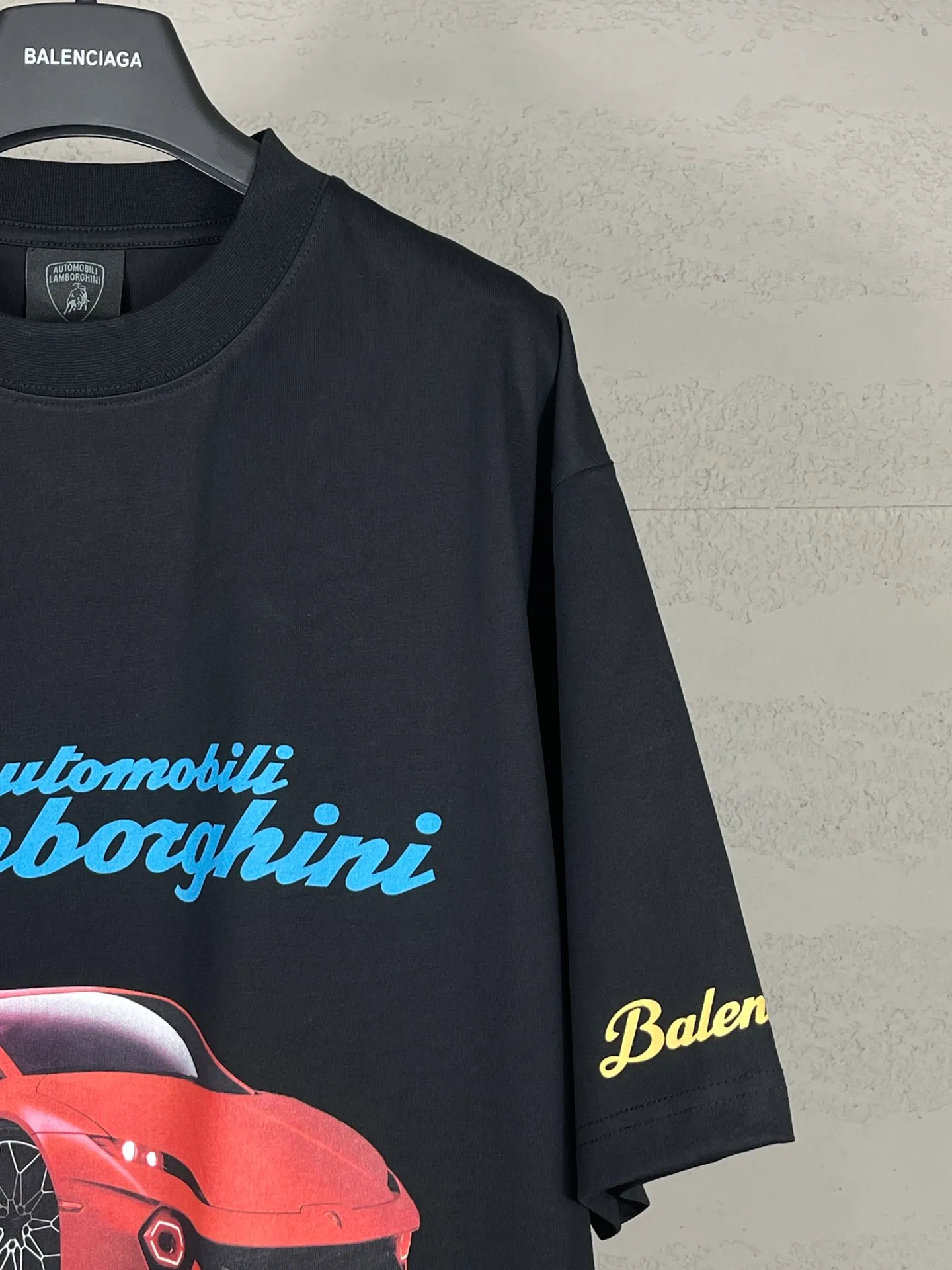 🅿️190 real photos [Top version. Official website quality] BALENCI*GA/Paris co-branded Lamborghini Lamborghini front and back left and right sleeves direct-injection printed short-sleeved T-shirt # SS25 latest model. Research and development at the first time, different market currencies. Comparisons welcome. The fabric is made of Paris ZP custom-woven and dyed cotton double yarn. Weighing 260 grams, the cloth surface is clean. The cloth pattern is clear, soft and comfortable. The threads are dyed with no color difference. Printing adopts computer direct printing. The pattern letters are clear, three-dimensional and without burrs. Jubie market produces pictures based on pictures. Welcome to compare. The version adopts OS loose shoulder design. Same style for men and women. Code: BL253630 Color: white gray, black, apricot Size: XS S M L