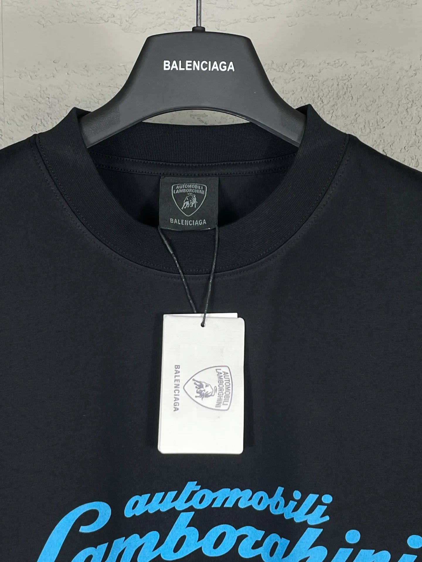 🅿️190 real photos [Top version. Official website quality] BALENCI*GA/Paris co-branded Lamborghini Lamborghini front and back left and right sleeves direct-injection printed short-sleeved T-shirt # SS25 latest model. Research and development at the first time, different market currencies. Comparisons welcome. The fabric is made of Paris ZP custom-woven and dyed cotton double yarn. Weighing 260 grams, the cloth surface is clean. The cloth pattern is clear, soft and comfortable. The threads are dyed with no color difference. Printing adopts computer direct printing. The pattern letters are clear, three-dimensional and without burrs. Jubie market produces pictures based on pictures. Welcome to compare. The version adopts OS loose shoulder design. Same style for men and women. Code: BL253630 Color: white gray, black, apricot Size: XS S M L