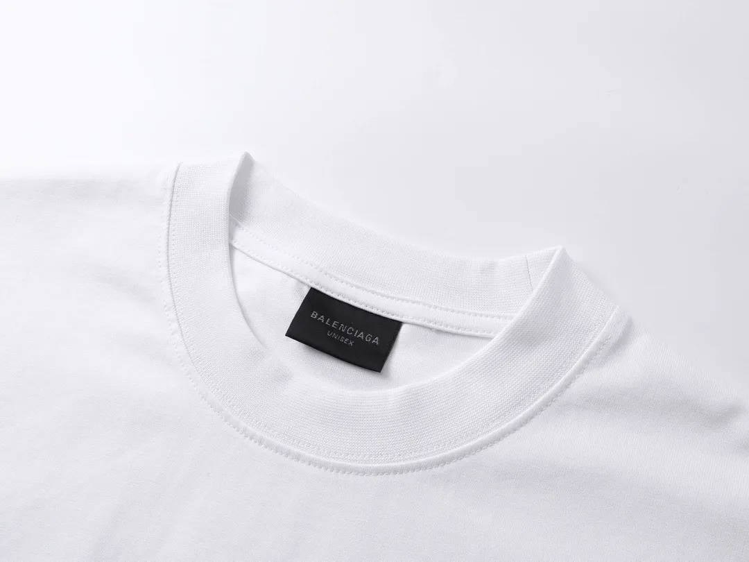 🅿️170 real shots [Top version. Official website quality] BALENCI*GA/Paris.SS25 latest model. The new LOGO monogram is printed on the front and back of the short-sleeved T-shirt. The brick cabinet is synchronized. It is developed at the first time and the fabric is made of Paris ZP custom-woven and dyed cotton double yarn. Weighing 260 grams, the cloth surface is clean. The cloth pattern is clear, soft and comfortable. The threads are dyed with no color difference. The printing is made of environmentally friendly imported materials. The letters are clear and the effect is three-dimensional. The version adopts OS loose shoulder design. Same style for men and women. Code: BL223619 Color: black, white Size: XS S M L