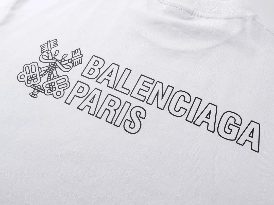 🅿️170 real shots [Top version. Official website quality] BALENCI*GA/Paris.SS25 latest model. The new LOGO monogram is printed on the front and back of the short-sleeved T-shirt. The brick cabinet is synchronized. It is developed at the first time and the fabric is made of Paris ZP custom-woven and dyed cotton double yarn. Weighing 260 grams, the cloth surface is clean. The cloth pattern is clear, soft and comfortable. The threads are dyed with no color difference. The printing is made of environmentally friendly imported materials. The letters are clear and the effect is three-dimensional. The version adopts OS loose shoulder design. Same style for men and women. Code: BL223619 Color: black, white Size: XS S M L