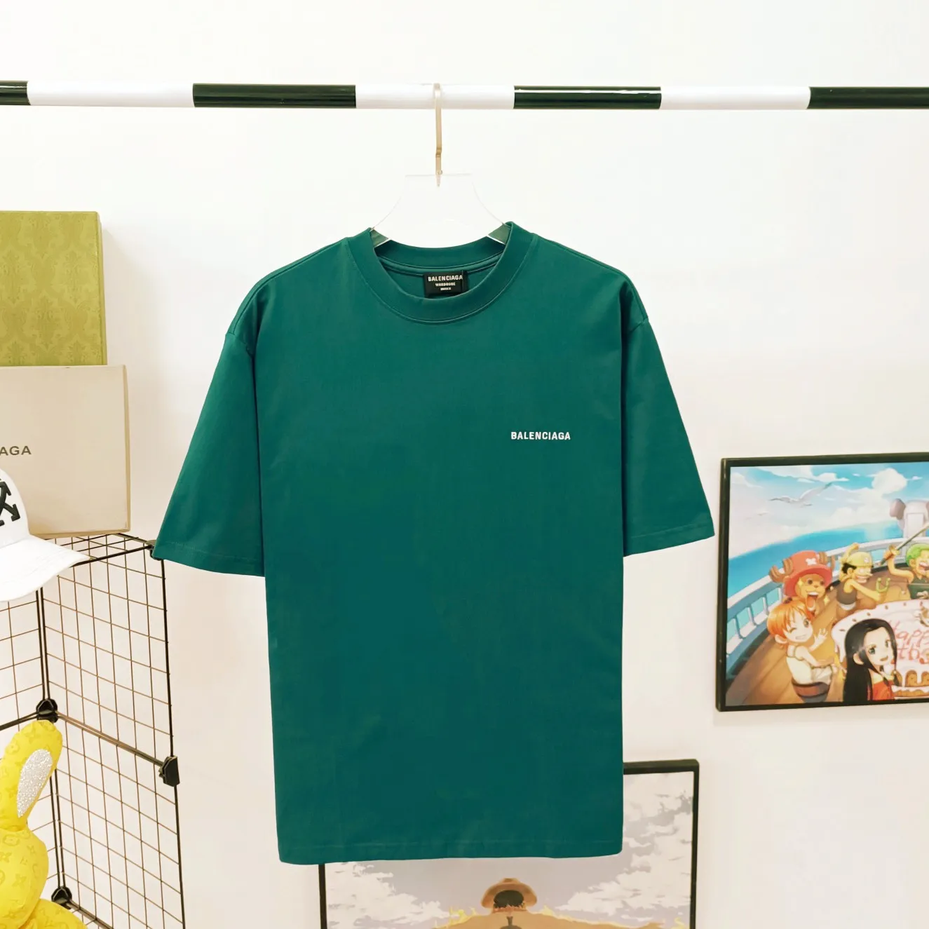 [New] The top tried and tested version of BALENCIAGA with large LOGO basic letters on the back, pure cotton loose fit for male and female couples, the same fashion brand high-end short-sleeved T-shirt. The god of simplicity in Paris, a volume sought after by many stars. Lisa’s favorite basic short-sleeved Paris style, which has a very high appearance rate. Wear alone, paired with jeans, shorts, and sweatpants, it's a versatile style. Xiaohongshu, a hot item on INS, a must-have for Paris fans. The logo slogan on the back is made of Tajima embroidery technology. Please pay attention to the importance of the version. Don't make a pattern based on the pictures. If you don't have the original version, you won't be able to make it look one to one like the original version. At most, you can just make a look. It's just a piece of clothing without a soul. The fabric is made of 24S 260g double yarn pure cotton fabric. The threads and fabric are custom woven and dyed in the same style, without color difference.  A complete set of customized tags, collar tags, washed, plastic bags, and most importantly, a complete set of bags, tag codes, and codes are all authentic.  Color: White Black Royal Blue Apricot Floral Gray Pink Beige Chinese Red Deep Sea Blue Purple Size: XS-L P:250
