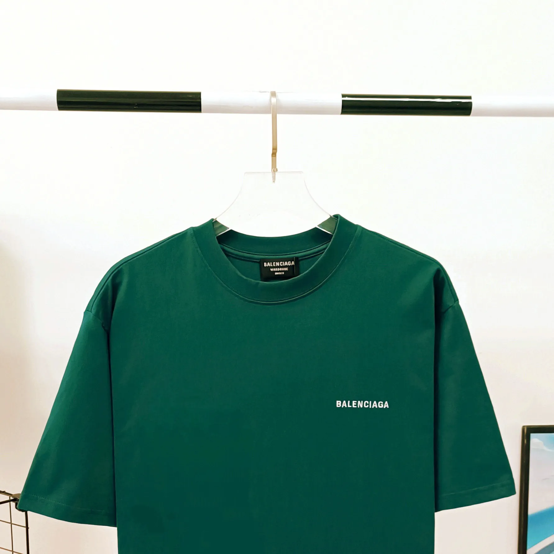 [New] The top tried and tested version of BALENCIAGA with large LOGO basic letters on the back, pure cotton loose fit for male and female couples, the same fashion brand high-end short-sleeved T-shirt. The god of simplicity in Paris, a volume sought after by many stars. Lisa’s favorite basic short-sleeved Paris style, which has a very high appearance rate. Wear alone, paired with jeans, shorts, and sweatpants, it's a versatile style. Xiaohongshu, a hot item on INS, a must-have for Paris fans. The logo slogan on the back is made of Tajima embroidery technology. Please pay attention to the importance of the version. Don't make a pattern based on the pictures. If you don't have the original version, you won't be able to make it look one to one like the original version. At most, you can just make a look. It's just a piece of clothing without a soul. The fabric is made of 24S 260g double yarn pure cotton fabric. The threads and fabric are custom woven and dyed in the same style, without color difference.  A complete set of customized tags, collar tags, washed, plastic bags, and most importantly, a complete set of bags, tag codes, and codes are all authentic.  Color: White Black Royal Blue Apricot Floral Gray Pink Beige Chinese Red Deep Sea Blue Purple Size: XS-L P:250