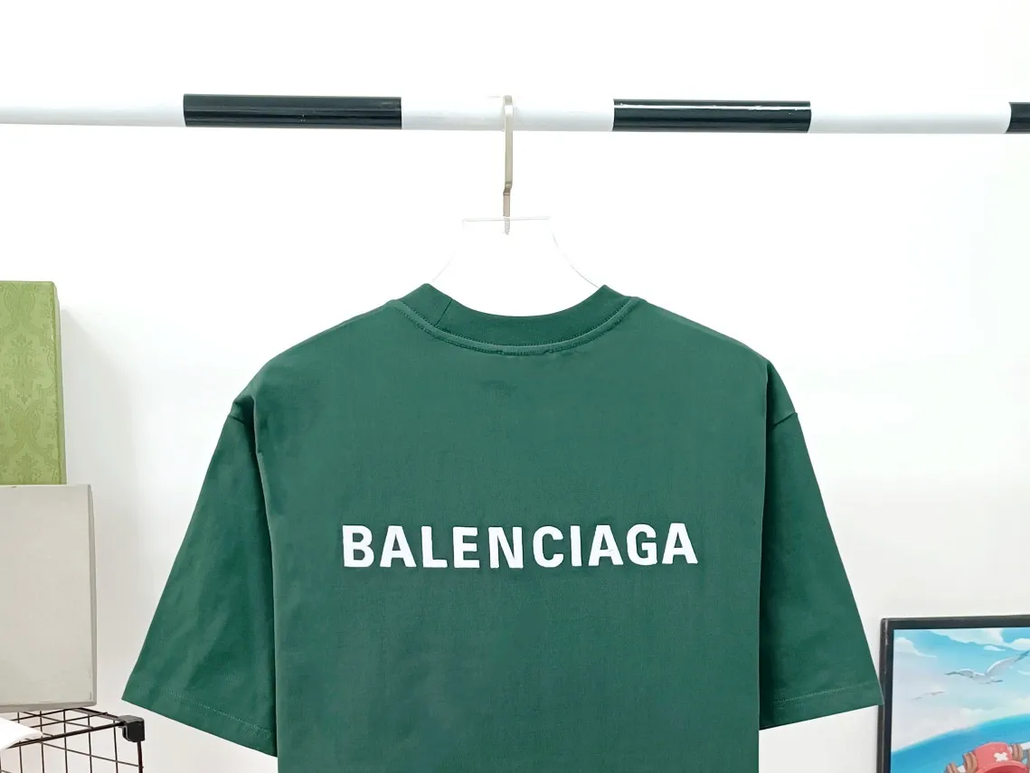 [New] The top tried and tested version of BALENCIAGA with large LOGO basic letters on the back, pure cotton loose fit for male and female couples, the same fashion brand high-end short-sleeved T-shirt. The god of simplicity in Paris, a volume sought after by many stars. Lisa’s favorite basic short-sleeved Paris style, which has a very high appearance rate. Wear alone, paired with jeans, shorts, and sweatpants, it's a versatile style. Xiaohongshu, a hot item on INS, a must-have for Paris fans. The logo slogan on the back is made of Tajima embroidery technology. Please pay attention to the importance of the version. Don't make a pattern based on the pictures. If you don't have the original version, you won't be able to make it look one to one like the original version. At most, you can just make a look. It's just a piece of clothing without a soul. The fabric is made of 24S 260g double yarn pure cotton fabric. The threads and fabric are custom woven and dyed in the same style, without color difference.  A complete set of customized tags, collar tags, washed, plastic bags, and most importantly, a complete set of bags, tag codes, and codes are all authentic.  Color: White Black Royal Blue Apricot Floral Gray Pink Beige Chinese Red Deep Sea Blue Purple Size: XS-L P:250
