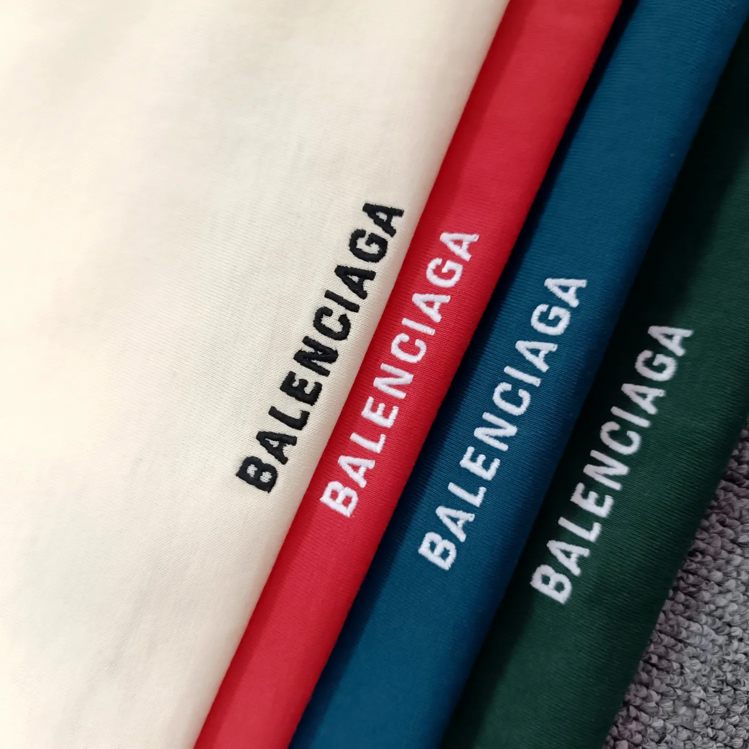 [New] The top tried and tested version of BALENCIAGA with large LOGO basic letters on the back, pure cotton loose fit for male and female couples, the same fashion brand high-end short-sleeved T-shirt. The god of simplicity in Paris, a volume sought after by many stars. Lisa’s favorite basic short-sleeved Paris style, which has a very high appearance rate. Wear alone, paired with jeans, shorts, and sweatpants, it's a versatile style. Xiaohongshu, a hot item on INS, a must-have for Paris fans. The logo slogan on the back is made of Tajima embroidery technology. Please pay attention to the importance of the version. Don't make a pattern based on the pictures. If you don't have the original version, you won't be able to make it look one to one like the original version. At most, you can just make a look. It's just a piece of clothing without a soul. The fabric is made of 24S 260g double yarn pure cotton fabric. The threads and fabric are custom woven and dyed in the same style, without color difference.  A complete set of customized tags, collar tags, washed, plastic bags, and most importantly, a complete set of bags, tag codes, and codes are all authentic.  Color: White Black Royal Blue Apricot Floral Gray Pink Beige Chinese Red Deep Sea Blue Purple Size: XS-L P:250