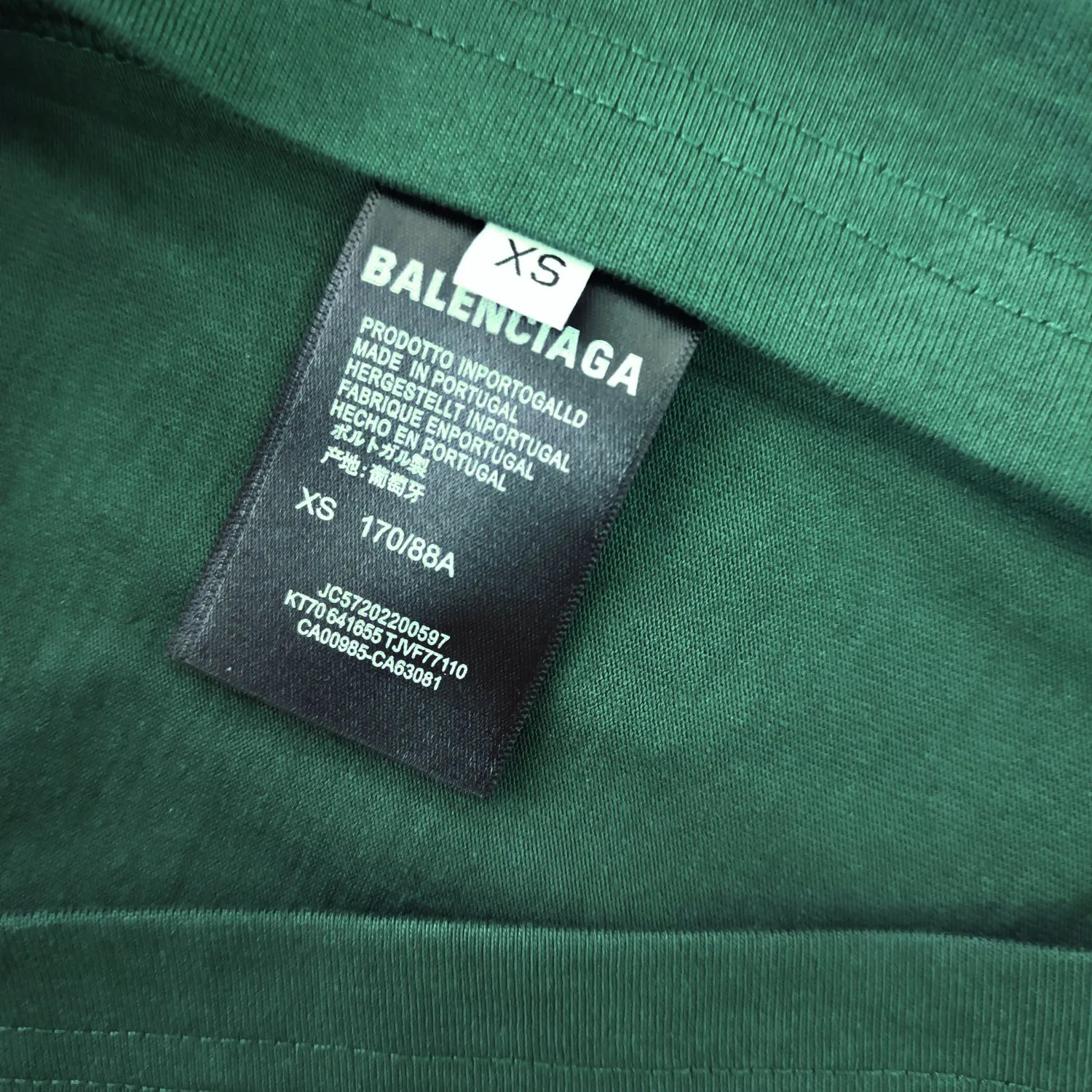 [New] The top tried and tested version of BALENCIAGA with large LOGO basic letters on the back, pure cotton loose fit for male and female couples, the same fashion brand high-end short-sleeved T-shirt. The god of simplicity in Paris, a volume sought after by many stars. Lisa’s favorite basic short-sleeved Paris style, which has a very high appearance rate. Wear alone, paired with jeans, shorts, and sweatpants, it's a versatile style. Xiaohongshu, a hot item on INS, a must-have for Paris fans. The logo slogan on the back is made of Tajima embroidery technology. Please pay attention to the importance of the version. Don't make a pattern based on the pictures. If you don't have the original version, you won't be able to make it look one to one like the original version. At most, you can just make a look. It's just a piece of clothing without a soul. The fabric is made of 24S 260g double yarn pure cotton fabric. The threads and fabric are custom woven and dyed in the same style, without color difference.  A complete set of customized tags, collar tags, washed, plastic bags, and most importantly, a complete set of bags, tag codes, and codes are all authentic.  Color: White Black Royal Blue Apricot Floral Gray Pink Beige Chinese Red Deep Sea Blue Purple Size: XS-L P:250