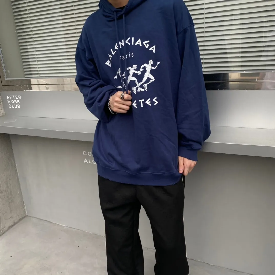 ♻️💯Reference model picture for the upper body❤️The top tested version Balenciaga BALENCIAGA running men's running marathon pure cotton loose loose men's and women's couple's same style autumn and winter hoodie hooded sweatshirt. The printing uses imported glue, high-coverage screen printing technology, high printing accuracy, and no tooth edges. Neat, refreshing, and clear texture. The fabric is made of 480g combed cotton fabric, which is full of drape! Color: Black White Dark Blue Size: XS-L P:450