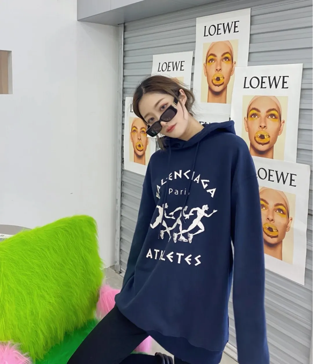 ♻️💯Reference model picture for the upper body❤️The top tested version Balenciaga BALENCIAGA running men's running marathon pure cotton loose loose men's and women's couple's same style autumn and winter hoodie hooded sweatshirt. The printing uses imported glue, high-coverage screen printing technology, high printing accuracy, and no tooth edges. Neat, refreshing, and clear texture. The fabric is made of 480g combed cotton fabric, which is full of drape! Color: Black White Dark Blue Size: XS-L P:450