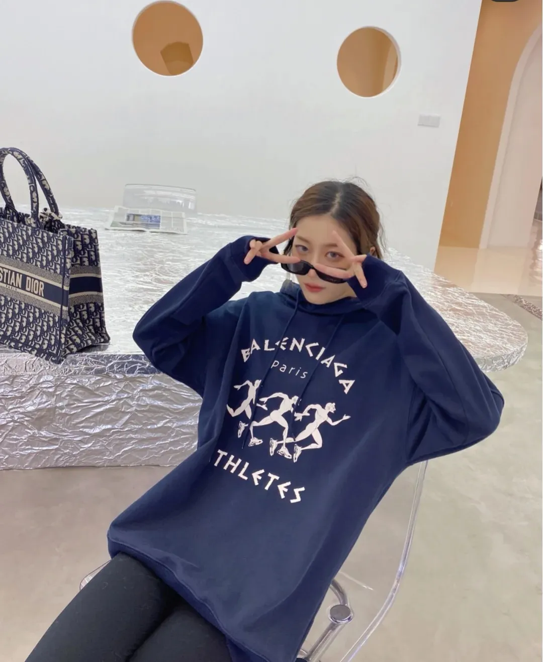 ♻️💯Reference model picture for the upper body❤️The top tested version Balenciaga BALENCIAGA running men's running marathon pure cotton loose loose men's and women's couple's same style autumn and winter hoodie hooded sweatshirt. The printing uses imported glue, high-coverage screen printing technology, high printing accuracy, and no tooth edges. Neat, refreshing, and clear texture. The fabric is made of 480g combed cotton fabric, which is full of drape! Color: Black White Dark Blue Size: XS-L P:450