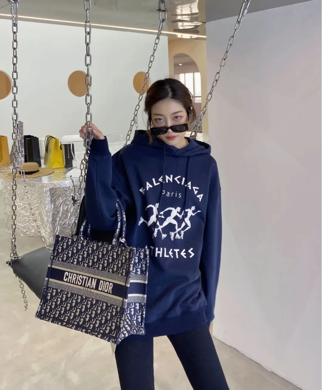 ♻️💯Reference model picture for the upper body❤️The top tested version Balenciaga BALENCIAGA running men's running marathon pure cotton loose loose men's and women's couple's same style autumn and winter hoodie hooded sweatshirt. The printing uses imported glue, high-coverage screen printing technology, high printing accuracy, and no tooth edges. Neat, refreshing, and clear texture. The fabric is made of 480g combed cotton fabric, which is full of drape! Color: Black White Dark Blue Size: XS-L P:450