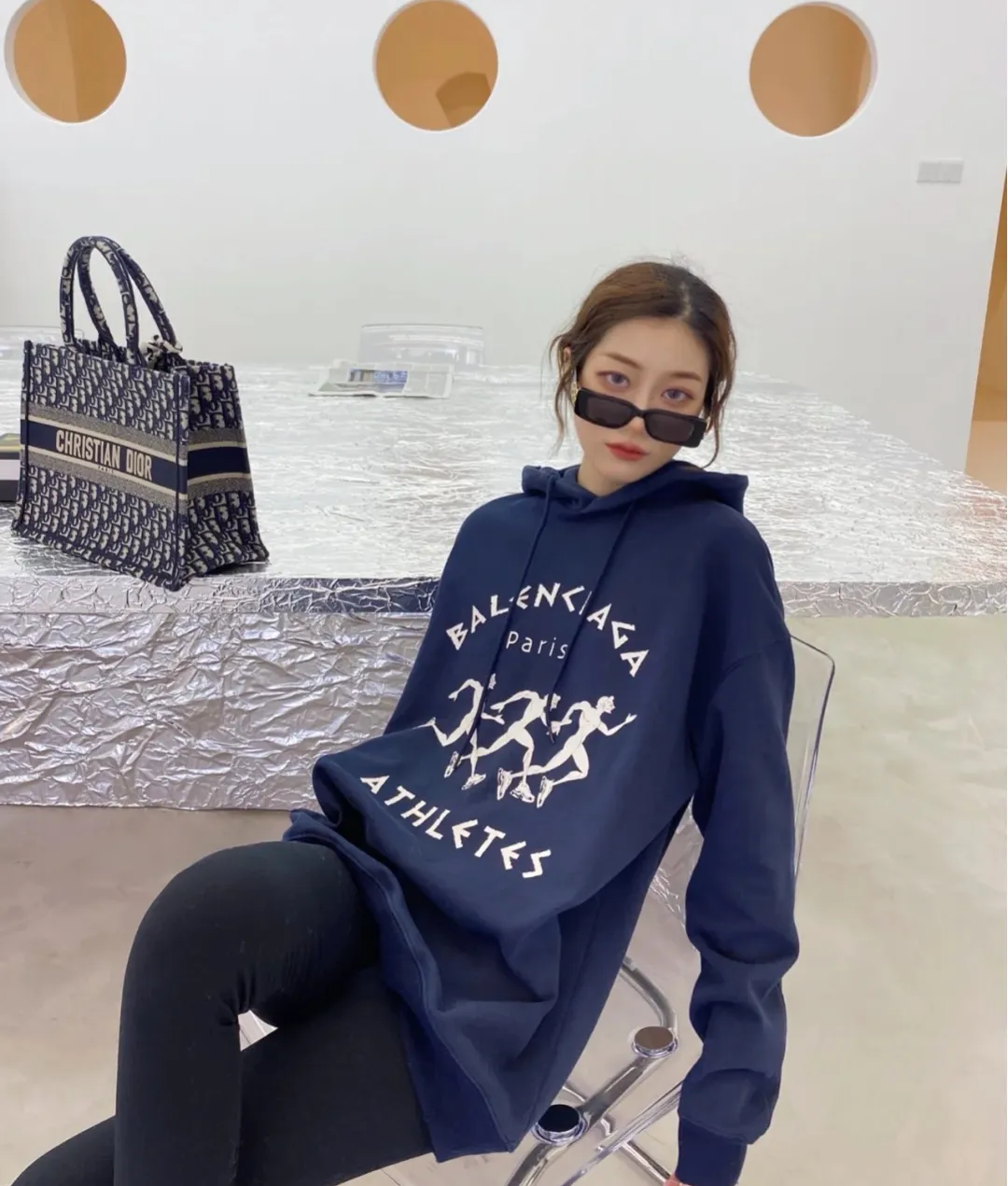 ♻️💯Reference model picture for the upper body❤️The top tested version Balenciaga BALENCIAGA running men's running marathon pure cotton loose loose men's and women's couple's same style autumn and winter hoodie hooded sweatshirt. The printing uses imported glue, high-coverage screen printing technology, high printing accuracy, and no tooth edges. Neat, refreshing, and clear texture. The fabric is made of 480g combed cotton fabric, which is full of drape! Color: Black White Dark Blue Size: XS-L P:450