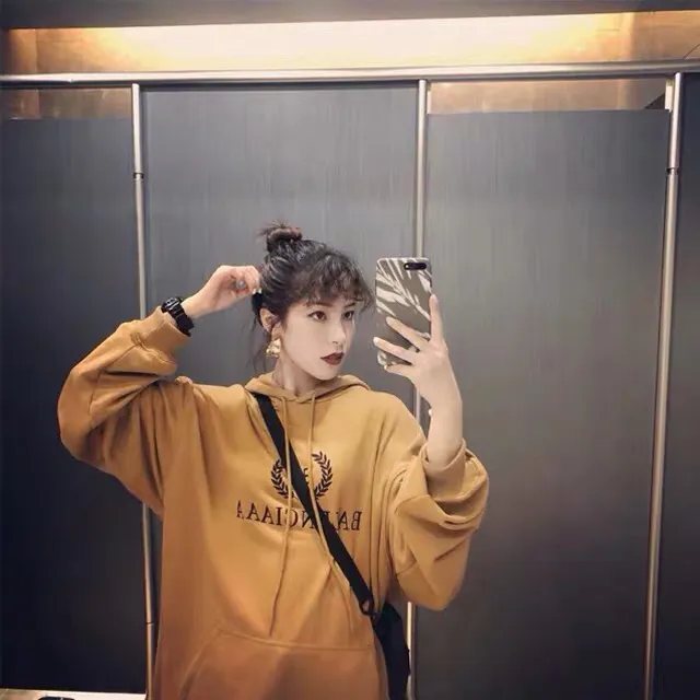 ♻️💯Reference model picture for the upper body❤️The top tested version of Balenciaga's classic wheat ear hooded sweatshirt. It is made of 480g pure cotton double yarn terry fabric, which is thick and textured. It is made of high-density knitted fabric technology. It is firm and elastic, with high suppleness and skin-friendliness. It feels soft and delicate, does not shrink or deform, and the upper body is crisp and stylish. It is different from the cheap soft couch fabrics with low weight and low count on the market.  Ultra-high-level workmanship, every detail shows a sense of luxury, and the original three-dimensional cutting process creates a perfect fit. The OS loose shoulder style accommodates all body types. It is a truly versatile style that looks slim and good-looking for both men and women.  The brushed classic wheat ear letter print has high fastness and will not crack or fall off. The classic pattern will never go out of style. Multiple colors are available, and every color is beautiful!  Color: Khaki Size: XS-L P:420