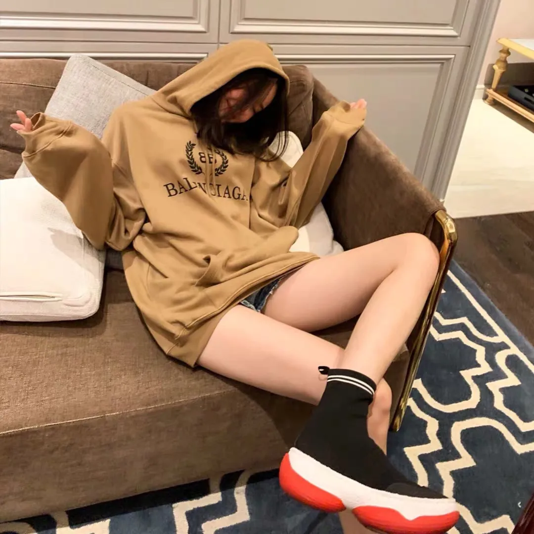 ♻️💯Reference model picture for the upper body❤️The top tested version of Balenciaga's classic wheat ear hooded sweatshirt. It is made of 480g pure cotton double yarn terry fabric, which is thick and textured. It is made of high-density knitted fabric technology. It is firm and elastic, with high suppleness and skin-friendliness. It feels soft and delicate, does not shrink or deform, and the upper body is crisp and stylish. It is different from the cheap soft couch fabrics with low weight and low count on the market.  Ultra-high-level workmanship, every detail shows a sense of luxury, and the original three-dimensional cutting process creates a perfect fit. The OS loose shoulder style accommodates all body types. It is a truly versatile style that looks slim and good-looking for both men and women.  The brushed classic wheat ear letter print has high fastness and will not crack or fall off. The classic pattern will never go out of style. Multiple colors are available, and every color is beautiful!  Color: Khaki Size: XS-L P:420