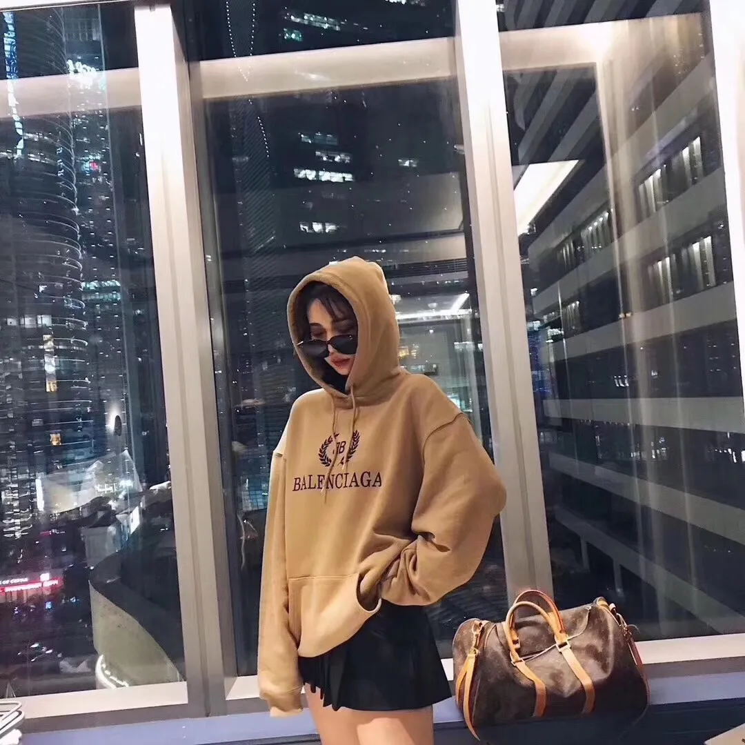 ♻️💯Reference model picture for the upper body❤️The top tested version of Balenciaga's classic wheat ear hooded sweatshirt. It is made of 480g pure cotton double yarn terry fabric, which is thick and textured. It is made of high-density knitted fabric technology. It is firm and elastic, with high suppleness and skin-friendliness. It feels soft and delicate, does not shrink or deform, and the upper body is crisp and stylish. It is different from the cheap soft couch fabrics with low weight and low count on the market.  Ultra-high-level workmanship, every detail shows a sense of luxury, and the original three-dimensional cutting process creates a perfect fit. The OS loose shoulder style accommodates all body types. It is a truly versatile style that looks slim and good-looking for both men and women.  The brushed classic wheat ear letter print has high fastness and will not crack or fall off. The classic pattern will never go out of style. Multiple colors are available, and every color is beautiful!  Color: Khaki Size: XS-L P:420
