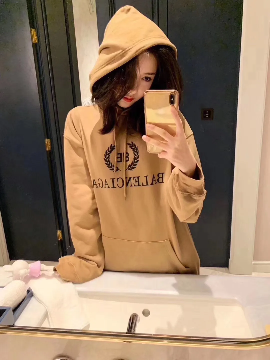 ♻️💯Reference model picture for the upper body❤️The top tested version of Balenciaga's classic wheat ear hooded sweatshirt. It is made of 480g pure cotton double yarn terry fabric, which is thick and textured. It is made of high-density knitted fabric technology. It is firm and elastic, with high suppleness and skin-friendliness. It feels soft and delicate, does not shrink or deform, and the upper body is crisp and stylish. It is different from the cheap soft couch fabrics with low weight and low count on the market.  Ultra-high-level workmanship, every detail shows a sense of luxury, and the original three-dimensional cutting process creates a perfect fit. The OS loose shoulder style accommodates all body types. It is a truly versatile style that looks slim and good-looking for both men and women.  The brushed classic wheat ear letter print has high fastness and will not crack or fall off. The classic pattern will never go out of style. Multiple colors are available, and every color is beautiful!  Color: Khaki Size: XS-L P:420