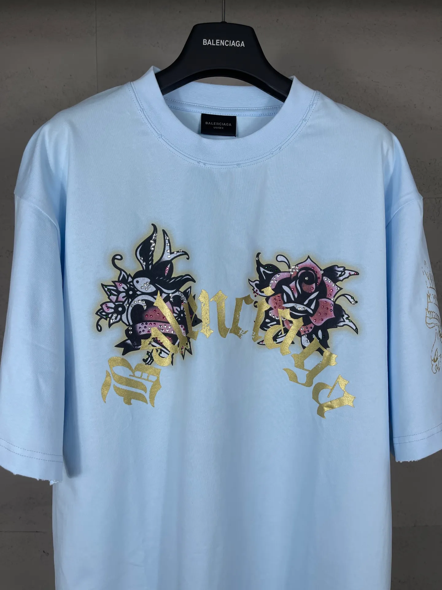 🅿️220 real photos [Top version. Official website quality] BALENCI*GA/25 new model. The front is directly printed with tacky tattoo art work, the right sleeve is printed with graphics, and the front and back are rhinestoned. Ready-to-wear distressed short-sleeved T-shirt # SS25 latest style. Research and development at the first time, different market currencies. Comparisons welcome. The fabric is made of Paris ZP custom-woven and dyed cotton double yarn. Weighing 260 grams, the cloth surface is clean. The cloth pattern is clear, soft and comfortable. The threads are dyed with no color difference. Printing adopts computer direct printing. The front and back pieces are hot-drilled. The garments are washed and worn to make them look old. Jubie market currency. Welcome to compare. The version adopts OS loose shoulder design. Same style for men and women. Code: BL253676 Color: black, light blue Size: XS S M L