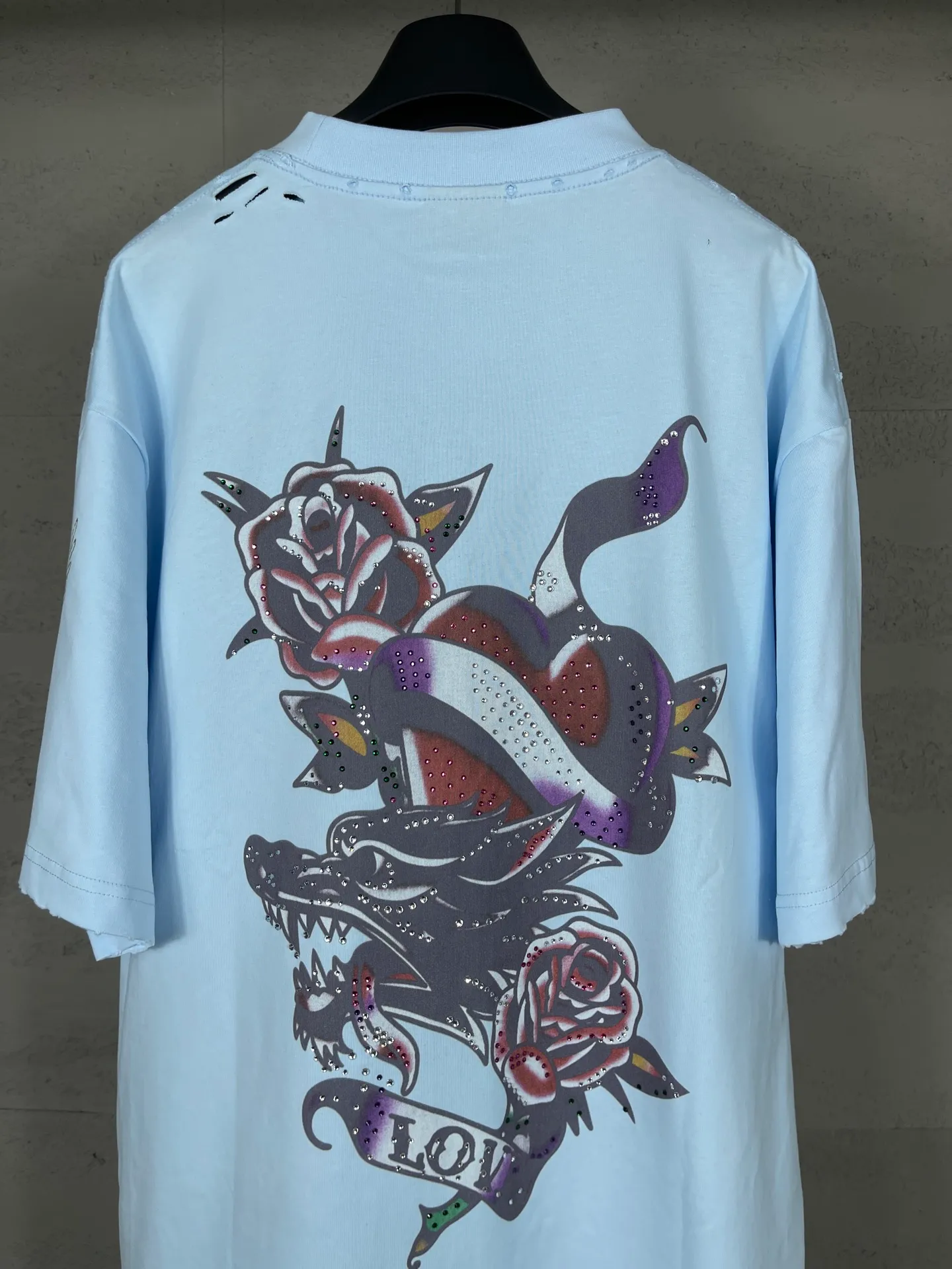 🅿️220 real photos [Top version. Official website quality] BALENCI*GA/25 new model. The front is directly printed with tacky tattoo art work, the right sleeve is printed with graphics, and the front and back are rhinestoned. Ready-to-wear distressed short-sleeved T-shirt # SS25 latest style. Research and development at the first time, different market currencies. Comparisons welcome. The fabric is made of Paris ZP custom-woven and dyed cotton double yarn. Weighing 260 grams, the cloth surface is clean. The cloth pattern is clear, soft and comfortable. The threads are dyed with no color difference. Printing adopts computer direct printing. The front and back pieces are hot-drilled. The garments are washed and worn to make them look old. Jubie market currency. Welcome to compare. The version adopts OS loose shoulder design. Same style for men and women. Code: BL253676 Color: black, light blue Size: XS S M L