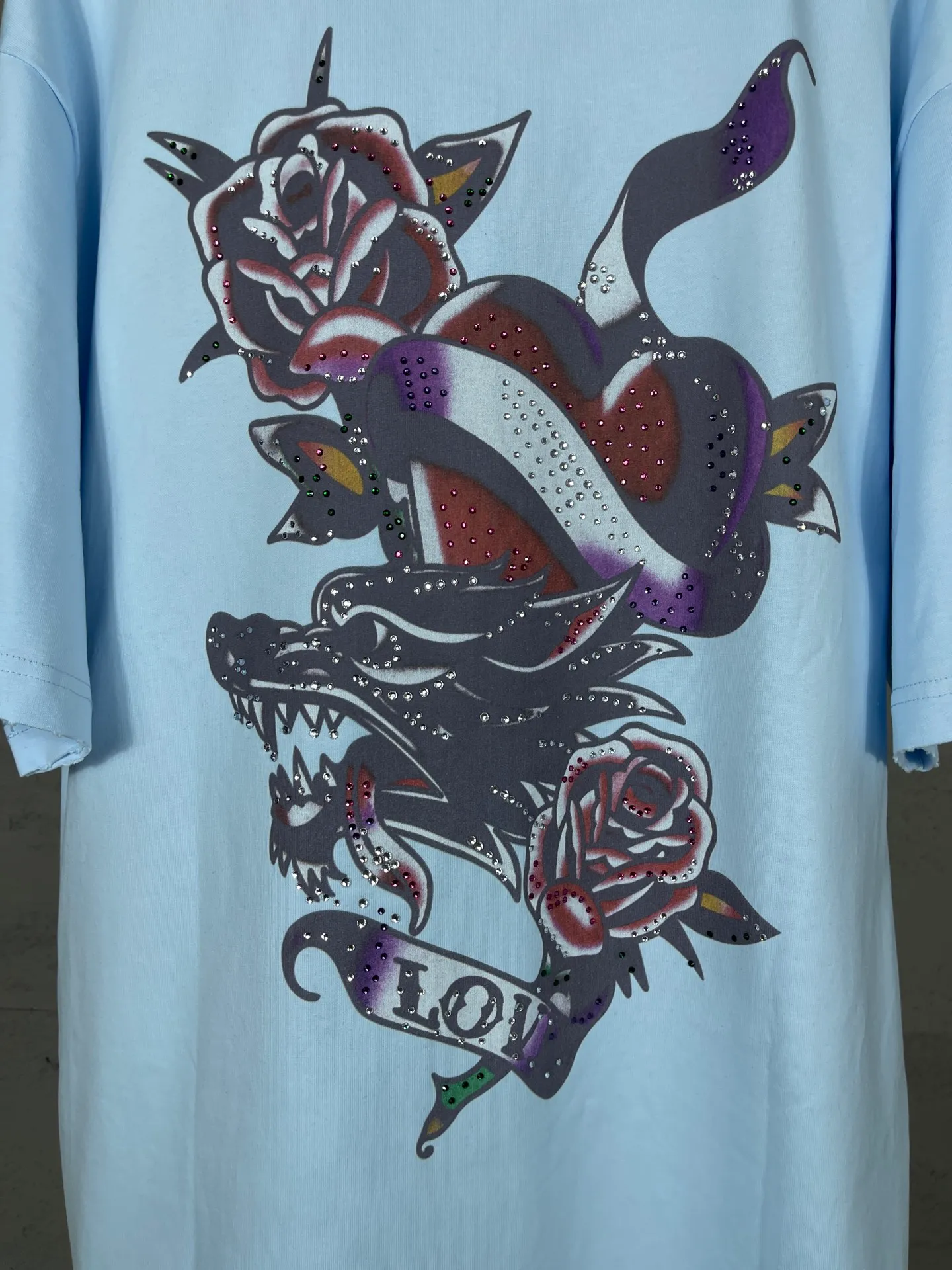 🅿️220 real photos [Top version. Official website quality] BALENCI*GA/25 new model. The front is directly printed with tacky tattoo art work, the right sleeve is printed with graphics, and the front and back are rhinestoned. Ready-to-wear distressed short-sleeved T-shirt # SS25 latest style. Research and development at the first time, different market currencies. Comparisons welcome. The fabric is made of Paris ZP custom-woven and dyed cotton double yarn. Weighing 260 grams, the cloth surface is clean. The cloth pattern is clear, soft and comfortable. The threads are dyed with no color difference. Printing adopts computer direct printing. The front and back pieces are hot-drilled. The garments are washed and worn to make them look old. Jubie market currency. Welcome to compare. The version adopts OS loose shoulder design. Same style for men and women. Code: BL253676 Color: black, light blue Size: XS S M L