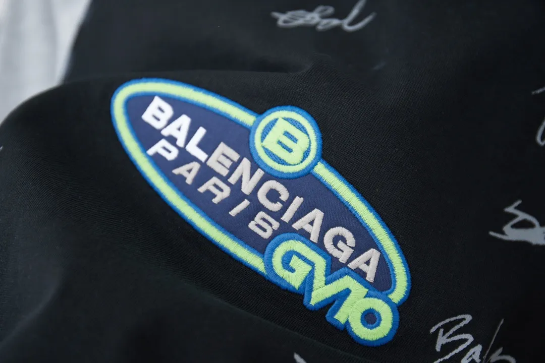 🅿️210 BALELE Balenciaga 25SS early spring new style Contrast color splicing letter logo embroidered short sleeves Light luxury essential item for daily commuting for men and women Correct version Welcome to compare Detailed features · 320g 100% pure cotton double yarn jersey fabric · Custom dyed in the same cylinder, special thickened 32 count double-strand 1X1 thread · Letter logo embroidery · Contrast color stitching on the sleeves · Double-needle sewing and cross-seam technology · Original main mark, washed tag, brand moisture-proof paper packaging Color: white/black/yellow Size: S/M/L/XL
