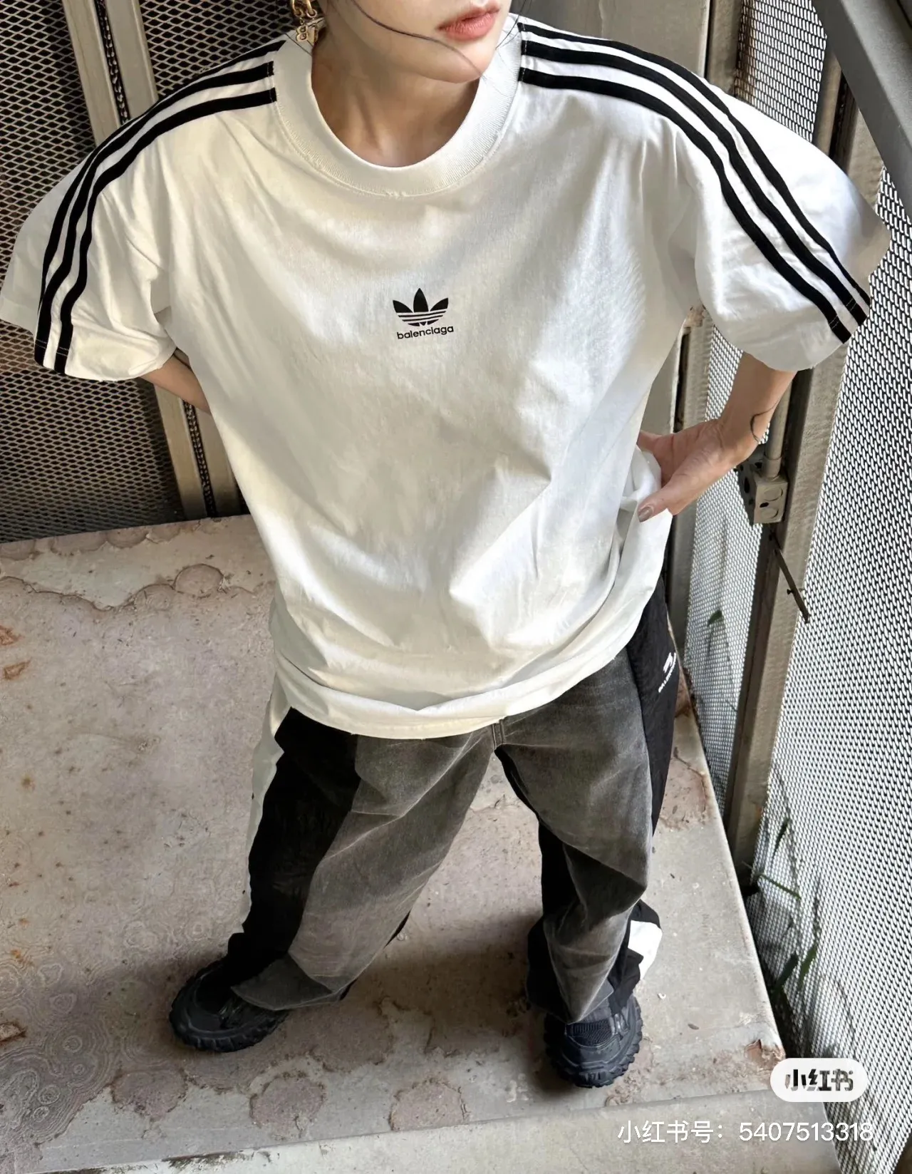 ♻️💯Reference model picture for the upper body❤️Top tested version 𝐁A𝐋EN𝐂IA𝐆A/Balenciaga three-ribbon classic co-branded T-shirt Fabric: Double yarn 32 counts 240 grams - counter synchronization #The highest version on the market The original development of custom-woven fabrics is washed and treated. The texture is full of thickness. The texture is different from market products. Highly restored. #Original mold opening. Use imported elliptical machine printing. Each print is aligned neatly. No burrs. Hand-printed front and rear panels. Precision mesh production screen. Imported environmentally friendly slurry scraping. Letters are clearly restored. Letter spacing. The size is consistent with the original version. Highly restored 23ss. Best-selling model on the market. Same style for men and women. Size: xs s m l Color: black white P: 290