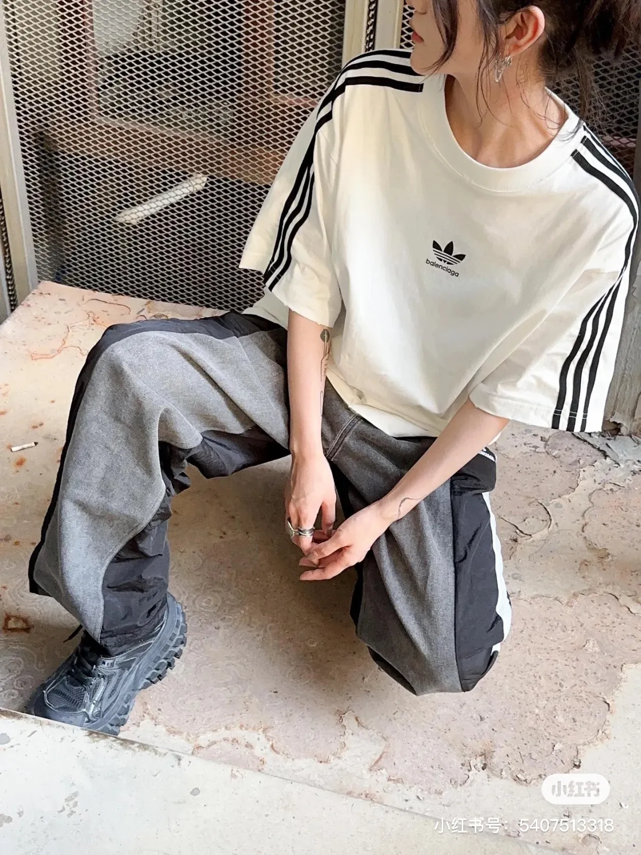 ♻️💯Reference model picture for the upper body❤️Top tested version 𝐁A𝐋EN𝐂IA𝐆A/Balenciaga three-ribbon classic co-branded T-shirt Fabric: Double yarn 32 counts 240 grams - counter synchronization #The highest version on the market The original development of custom-woven fabrics is washed and treated. The texture is full of thickness. The texture is different from market products. Highly restored. #Original mold opening. Use imported elliptical machine printing. Each print is aligned neatly. No burrs. Hand-printed front and rear panels. Precision mesh production screen. Imported environmentally friendly slurry scraping. Letters are clearly restored. Letter spacing. The size is consistent with the original version. Highly restored 23ss. Best-selling model on the market. Same style for men and women. Size: xs s m l Color: black white P: 290