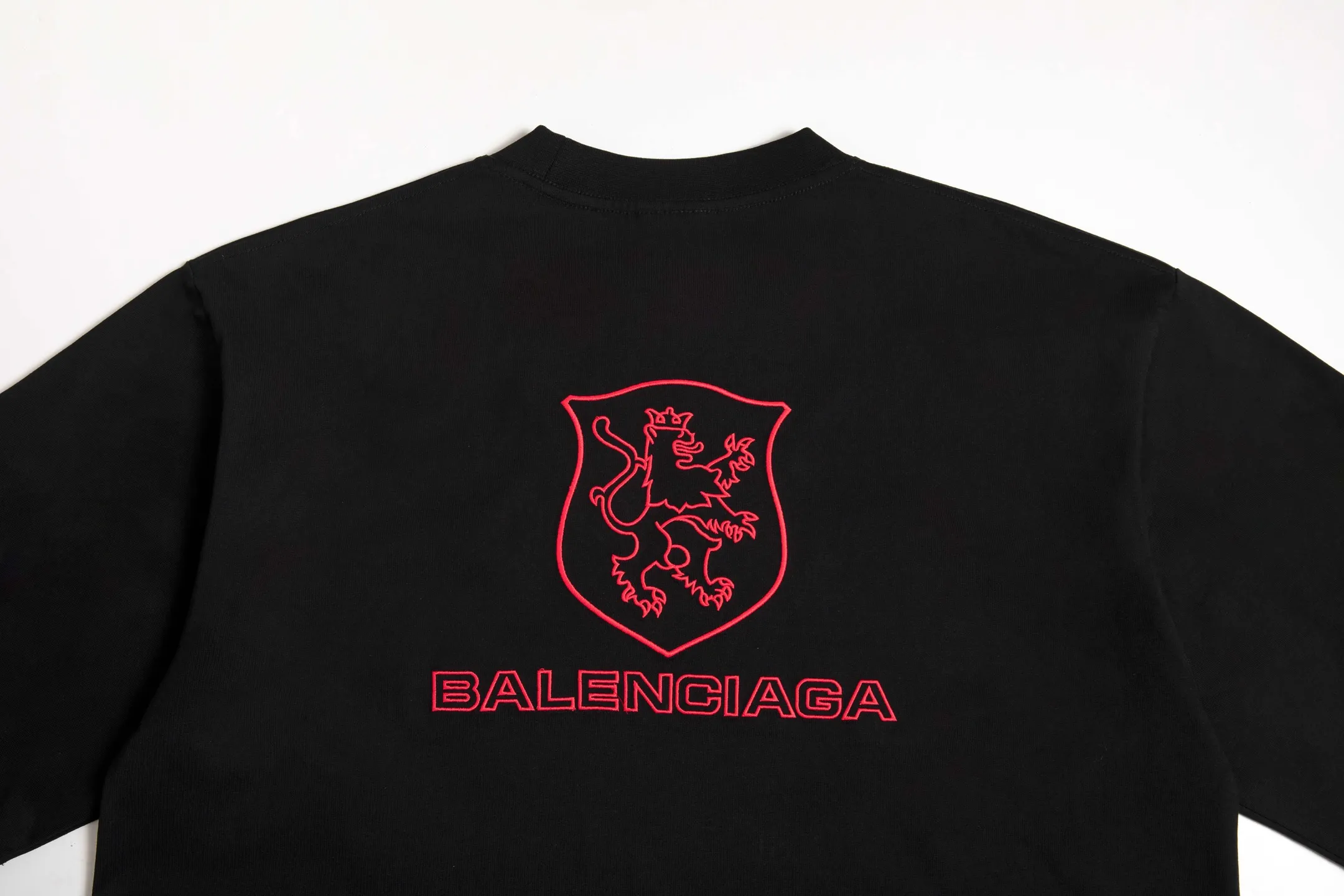 🅿️180 9183# Detailed picture Top version [[BALENCIA*GA] official website quality Paris new co-branded LION CLUB letter LOGO embroidered short-sleeved T-shirt OS version Loose dropped shoulders Unisex fabric: 260g 100% cotton double yarn Technology: embroidery on the front and rear panels on the left and right sleeves Garment washing Shape fixation Color: black Size: XS S M L