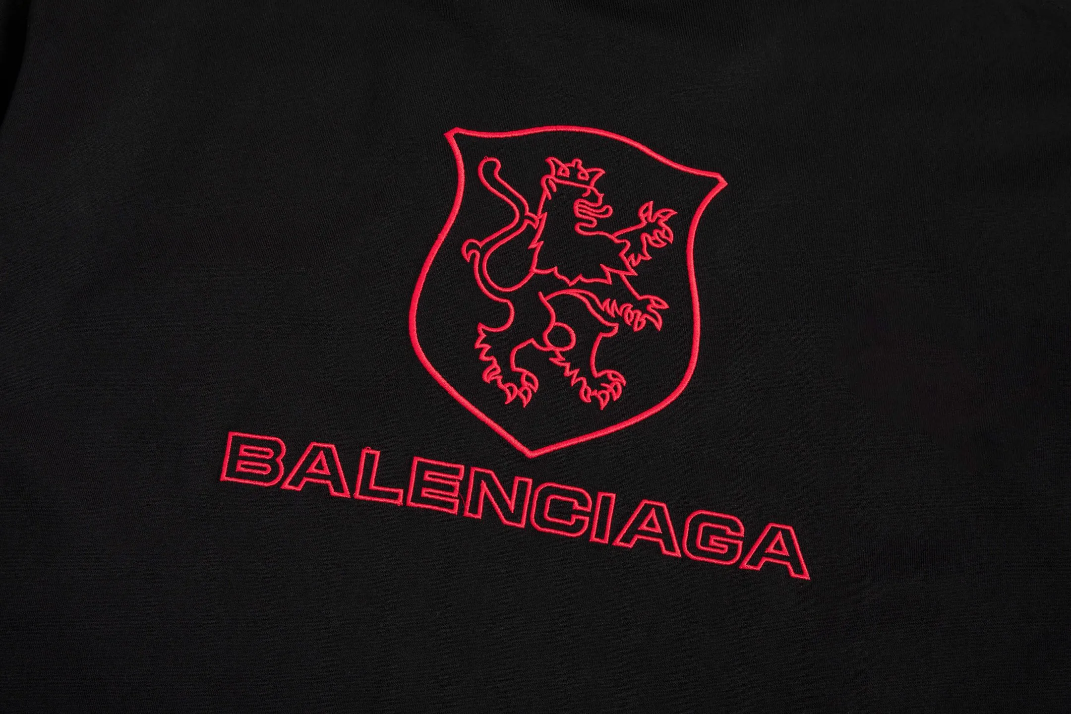 🅿️180 9183# Detailed picture Top version [[BALENCIA*GA] official website quality Paris new co-branded LION CLUB letter LOGO embroidered short-sleeved T-shirt OS version Loose dropped shoulders Unisex fabric: 260g 100% cotton double yarn Technology: embroidery on the front and rear panels on the left and right sleeves Garment washing Shape fixation Color: black Size: XS S M L