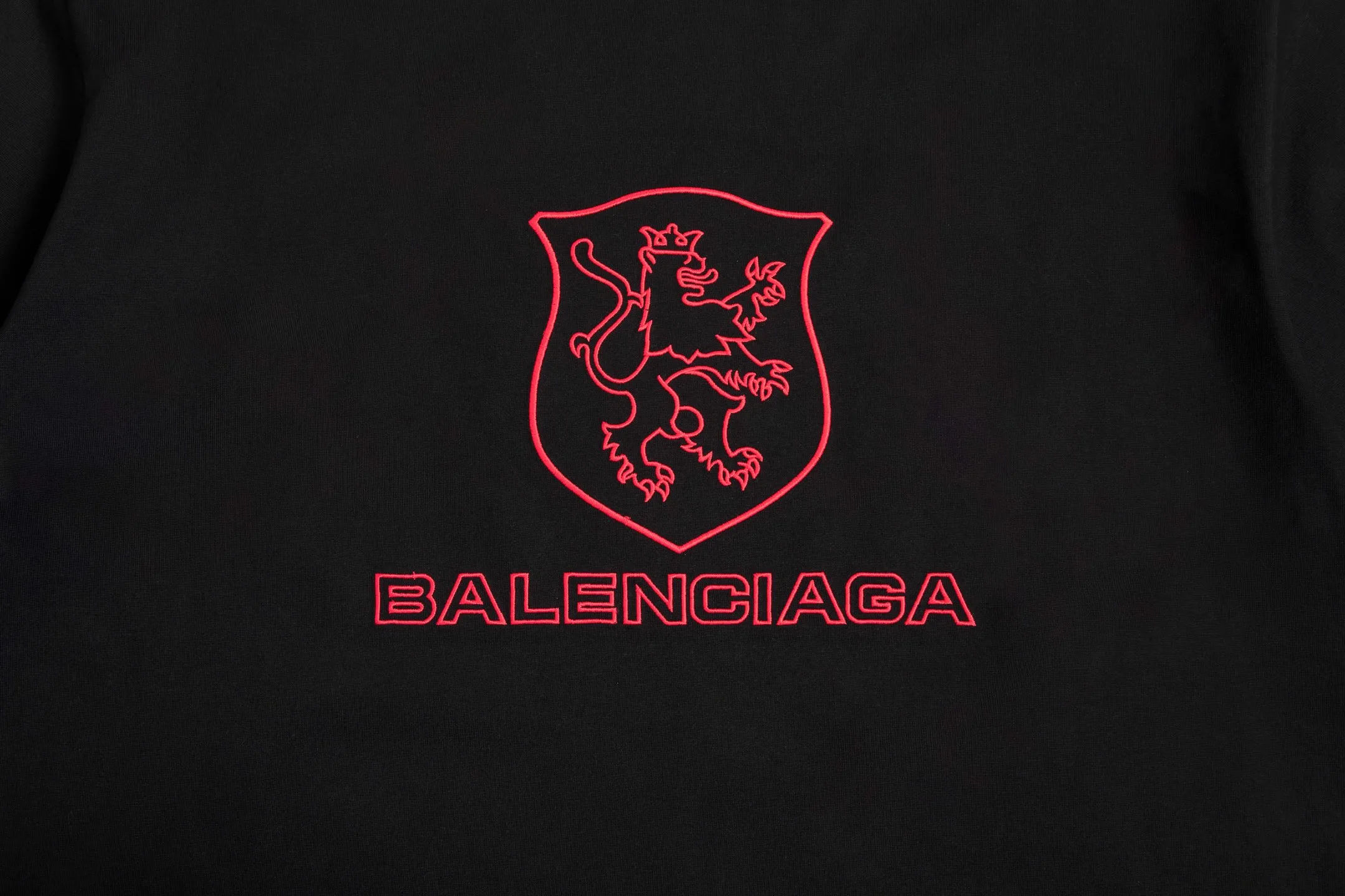 🅿️180 9183# Detailed picture Top version [[BALENCIA*GA] official website quality Paris new co-branded LION CLUB letter LOGO embroidered short-sleeved T-shirt OS version Loose dropped shoulders Unisex fabric: 260g 100% cotton double yarn Technology: embroidery on the front and rear panels on the left and right sleeves Garment washing Shape fixation Color: black Size: XS S M L