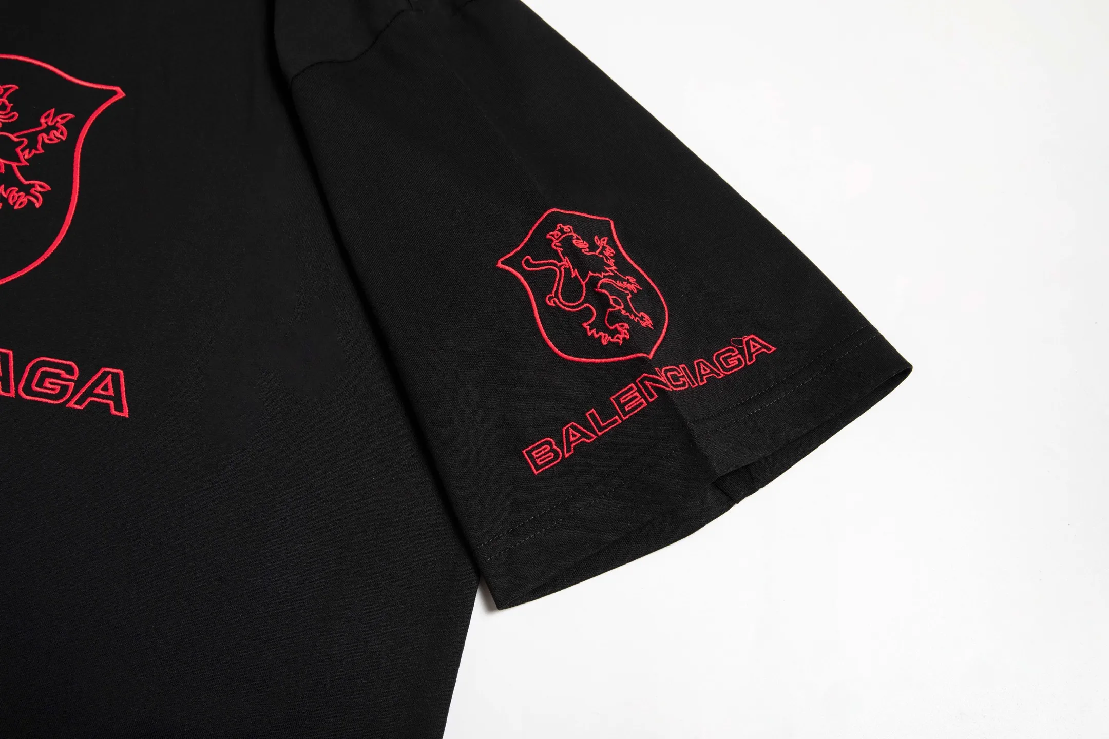 🅿️180 9183# Detailed picture Top version [[BALENCIA*GA] official website quality Paris new co-branded LION CLUB letter LOGO embroidered short-sleeved T-shirt OS version Loose dropped shoulders Unisex fabric: 260g 100% cotton double yarn Technology: embroidery on the front and rear panels on the left and right sleeves Garment washing Shape fixation Color: black Size: XS S M L
