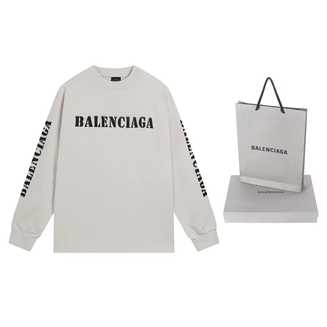 🅿️216 Real photos [Top version. Official website quality] BALENCI*GA/Paris. 2024 new style blurred letter LOGO printed ready-to-wear worn long-sleeved T-shirt. Brick cabinets are synchronized. Genuine products are developed at the first time, and you can print and compare! The fabric is made of Paris ZP custom-woven and dyed cotton double yarn. Weighing 260 grams, the cloth surface is clean. The cloth pattern is clear, soft and comfortable. The threads are dyed with no color difference. The classic LOGO is printed with environmentally friendly imported materials and dot direct printing technology, with a three-dimensional effect. Restored brick cabinet. Ready-made clothes are worn and worn, different market currency, welcome to compare, the version adopts OS loose shoulder version. Same style for men and women Coding: BL225038 Color: black, off-white Size: XS S M L