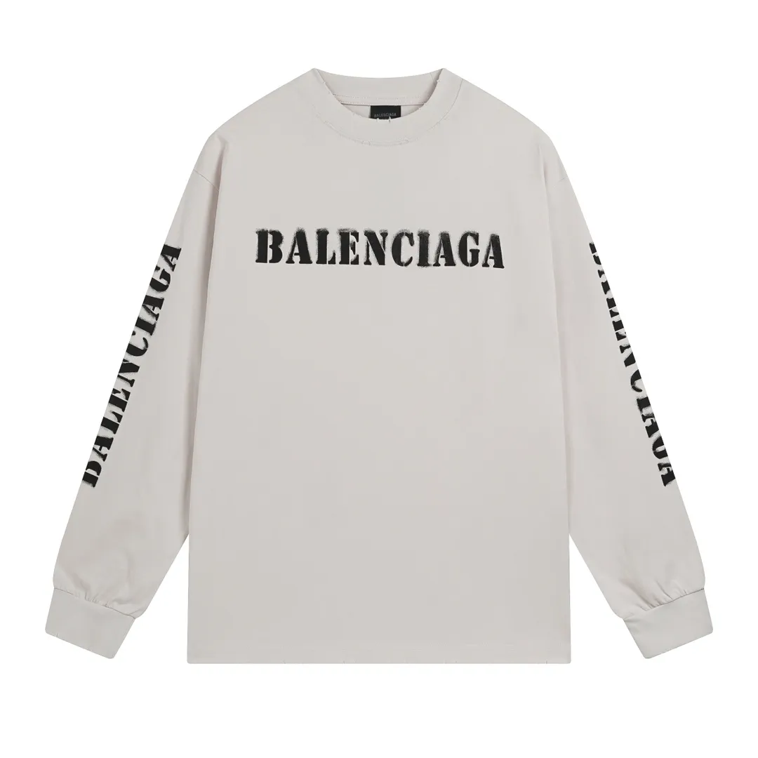 🅿️216 Real photos [Top version. Official website quality] BALENCI*GA/Paris. 2024 new style blurred letter LOGO printed ready-to-wear worn long-sleeved T-shirt. Brick cabinets are synchronized. Genuine products are developed at the first time, and you can print and compare! The fabric is made of Paris ZP custom-woven and dyed cotton double yarn. Weighing 260 grams, the cloth surface is clean. The cloth pattern is clear, soft and comfortable. The threads are dyed with no color difference. The classic LOGO is printed with environmentally friendly imported materials and dot direct printing technology, with a three-dimensional effect. Restored brick cabinet. Ready-made clothes are worn and worn, different market currency, welcome to compare, the version adopts OS loose shoulder version. Same style for men and women Coding: BL225038 Color: black, off-white Size: XS S M L