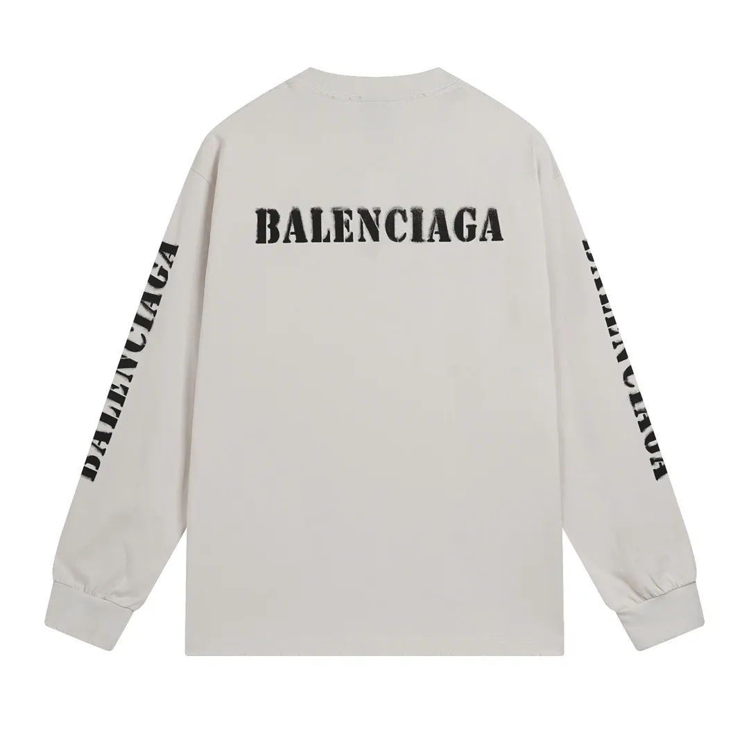 🅿️216 Real photos [Top version. Official website quality] BALENCI*GA/Paris. 2024 new style blurred letter LOGO printed ready-to-wear worn long-sleeved T-shirt. Brick cabinets are synchronized. Genuine products are developed at the first time, and you can print and compare! The fabric is made of Paris ZP custom-woven and dyed cotton double yarn. Weighing 260 grams, the cloth surface is clean. The cloth pattern is clear, soft and comfortable. The threads are dyed with no color difference. The classic LOGO is printed with environmentally friendly imported materials and dot direct printing technology, with a three-dimensional effect. Restored brick cabinet. Ready-made clothes are worn and worn, different market currency, welcome to compare, the version adopts OS loose shoulder version. Same style for men and women Coding: BL225038 Color: black, off-white Size: XS S M L